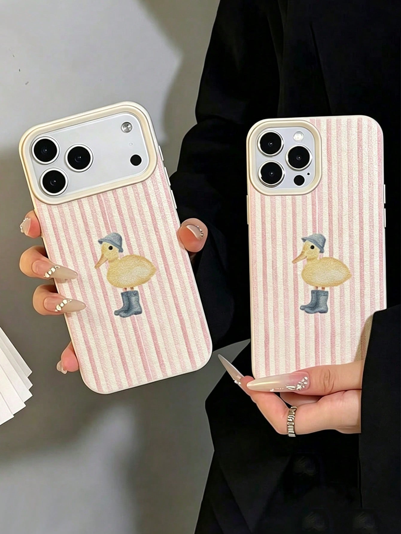1pc Fashionable Cute Pink Striped Yellow Duck Pattern Phone Case, Suitable For IPhone18/18Pro/18ProMax/17/17Pro/17ProMax/16/16Pro/16ProMax/15/14/13/12/11 Anti-Drop Soft Shell Protective Cover
