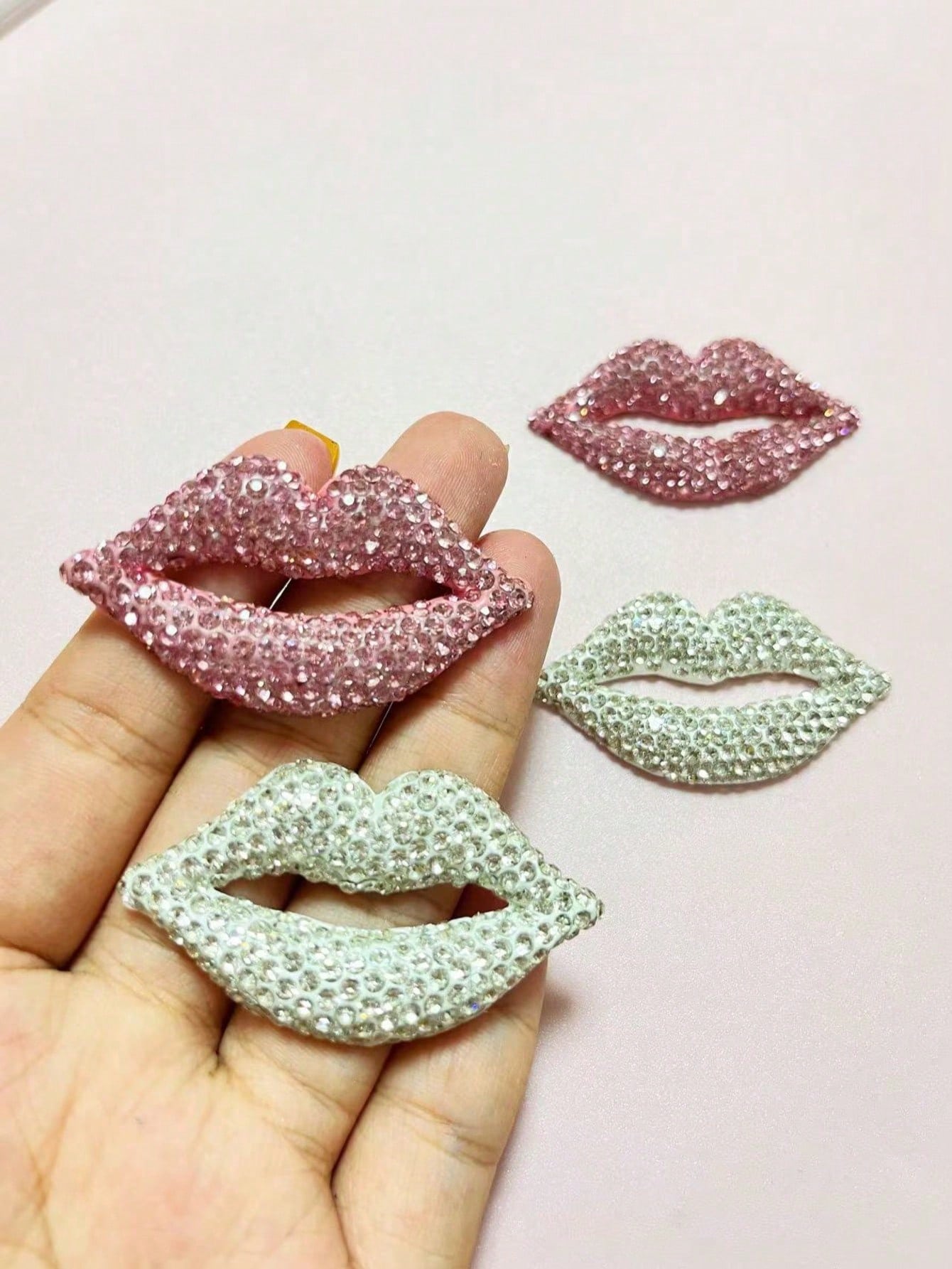 2Pcs Luxury Shining White Pink Full Rhinestone Diamond Mouth Lips Decoration Resin Charms Refrigerator Stickers Junk Phone Cases Hairpin Makeup Mirror Accessories Car Air Outlet Diy Decoration Kawaii