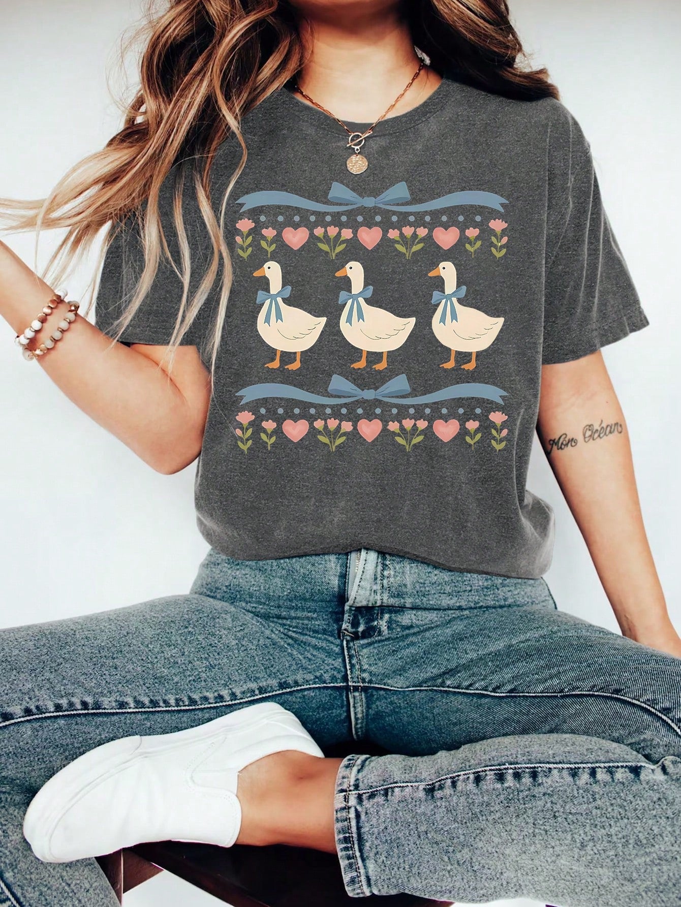 Women's Retro 80s Goose Print Round Neck Short Sleeve Casual T-Shirt, Funny Blue Ribbon Goose Women's Top, Vintage Goose Women's Summer Clothing, Cute Farm Animal Summer Top