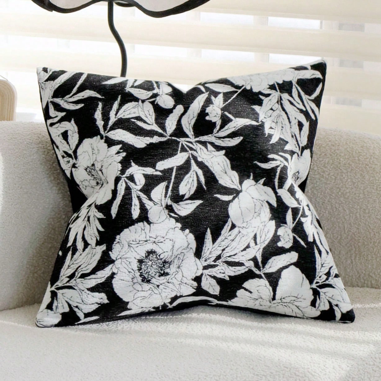 1/2pcs Modern Vintage Black & White Peony Jacquard Pillow Case 45x45cm, Ultra Soft Chenille & Velvet Decorative Pillow Cover, Suitable For Living Room Sofa Bed, Luxury Textured Home Decor, Pillow Inse