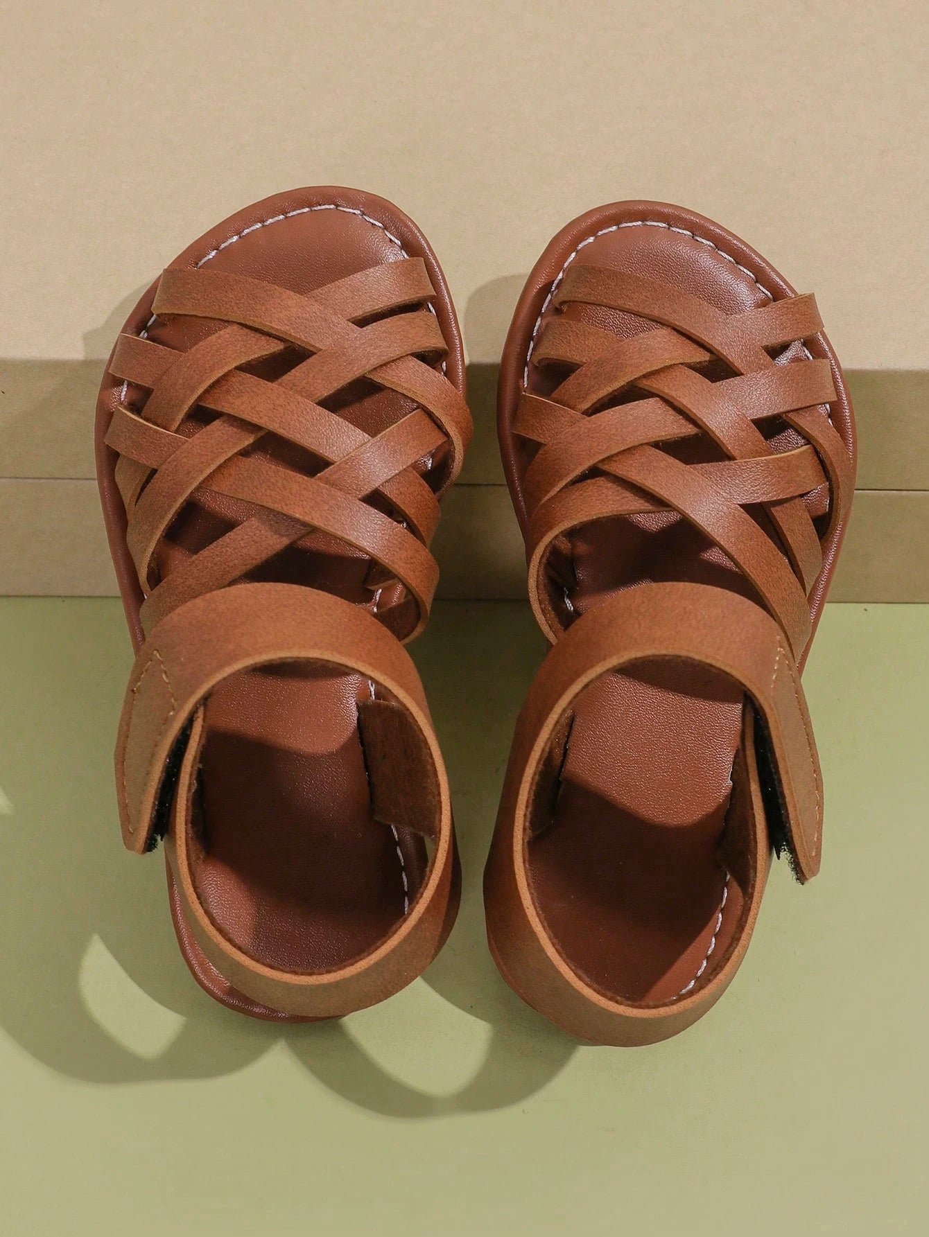 1 Pair Children's Brown Sandals, Solid Color PU Criss-Cross Woven Straps, Buckle Closure, Round Toe Open Toe Flat Non-Slip Fashion Cute Roman Sandals, Suitable For 3-12 Years Old Boys And Girls, Daily
