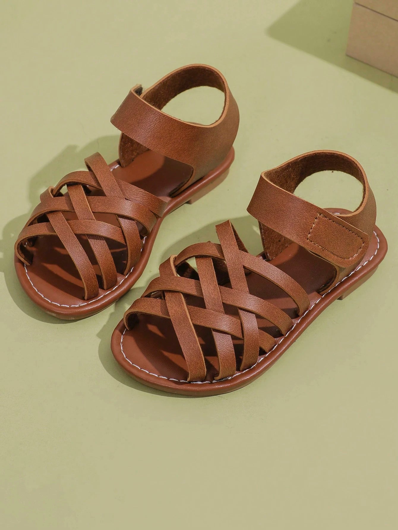 1 Pair Children's Brown Sandals, Solid Color PU Criss-Cross Woven Straps, Buckle Closure, Round Toe Open Toe Flat Non-Slip Fashion Cute Roman Sandals, Suitable For 3-12 Years Old Boys And Girls, Daily