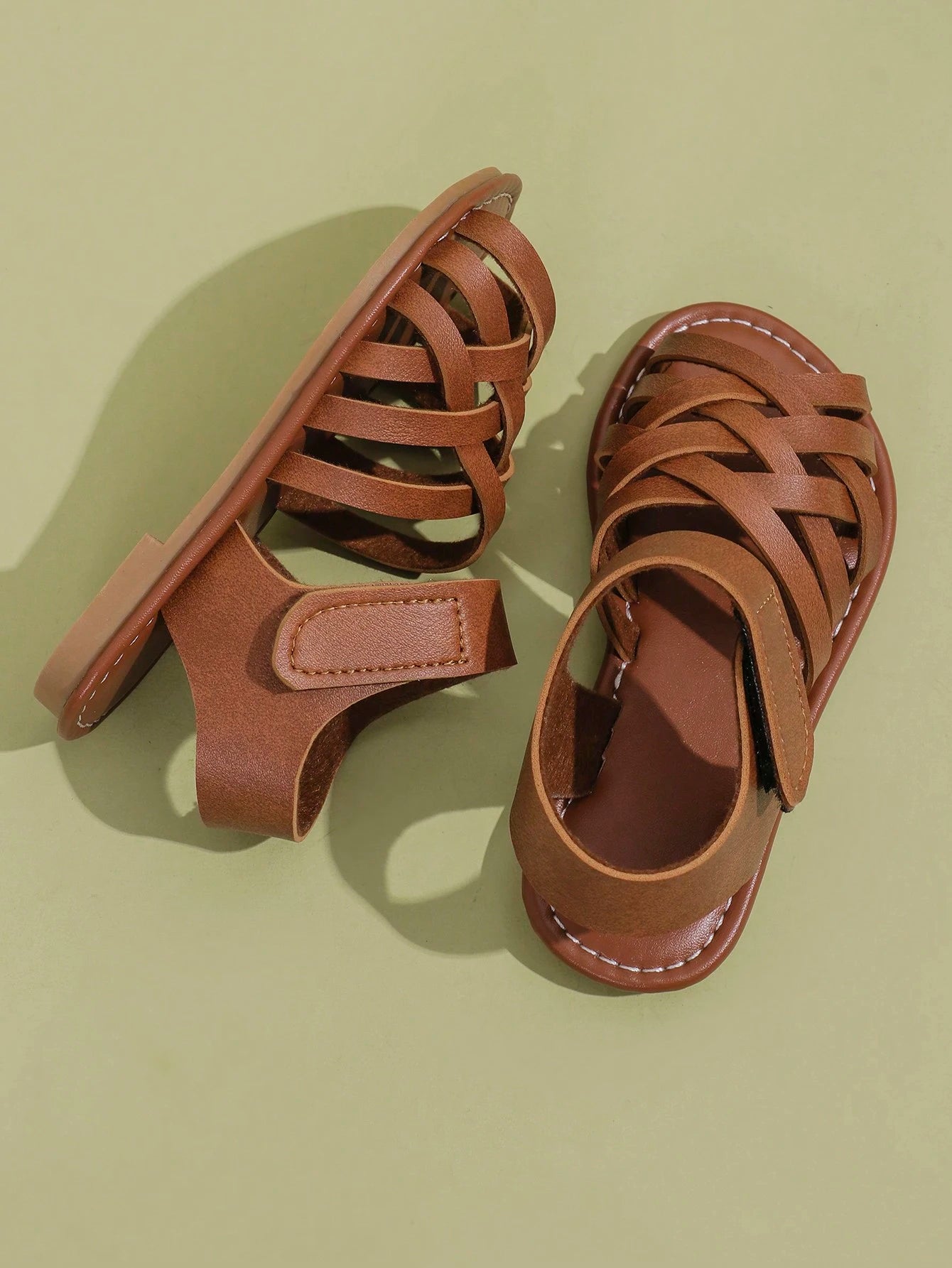 1 Pair Children's Brown Sandals, Solid Color PU Criss-Cross Woven Straps, Buckle Closure, Round Toe Open Toe Flat Non-Slip Fashion Cute Roman Sandals, Suitable For 3-12 Years Old Boys And Girls, Daily