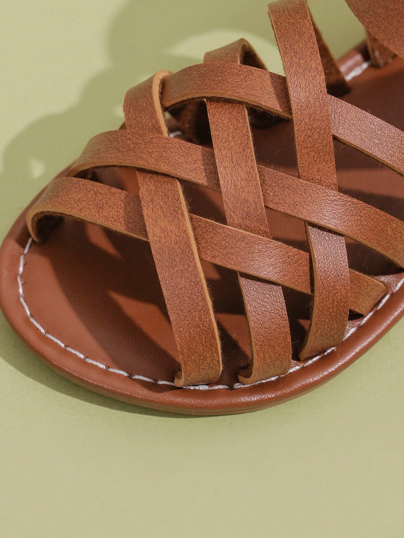 1 Pair Children's Brown Sandals, Solid Color PU Criss-Cross Woven Straps, Buckle Closure, Round Toe Open Toe Flat Non-Slip Fashion Cute Roman Sandals, Suitable For 3-12 Years Old Boys And Girls, Daily