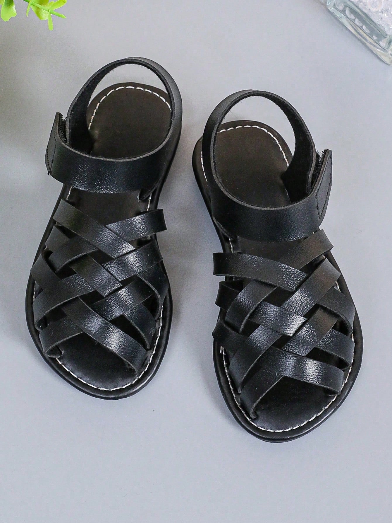 1 Pair Children's Brown Sandals, Solid Color PU Criss-Cross Woven Straps, Buckle Closure, Round Toe Open Toe Flat Non-Slip Fashion Cute Roman Sandals, Suitable For 3-12 Years Old Boys And Girls, Daily