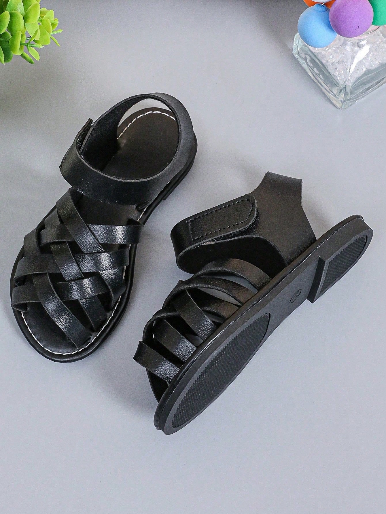 1 Pair Children's Brown Sandals, Solid Color PU Criss-Cross Woven Straps, Buckle Closure, Round Toe Open Toe Flat Non-Slip Fashion Cute Roman Sandals, Suitable For 3-12 Years Old Boys And Girls, Daily