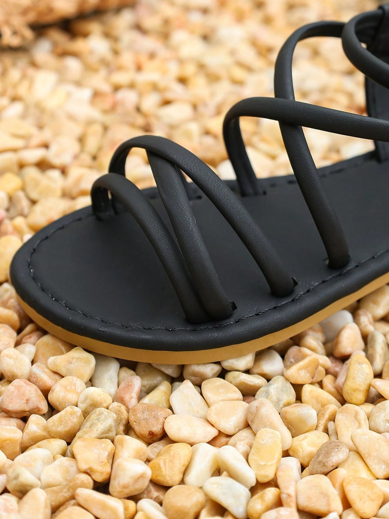 1 Pair Girls' Black Criss-Cross Strap Flat Sandals, Non-Slip Soft Sole Elastic Back Strap, Summer Casual Beach Children's Shoes