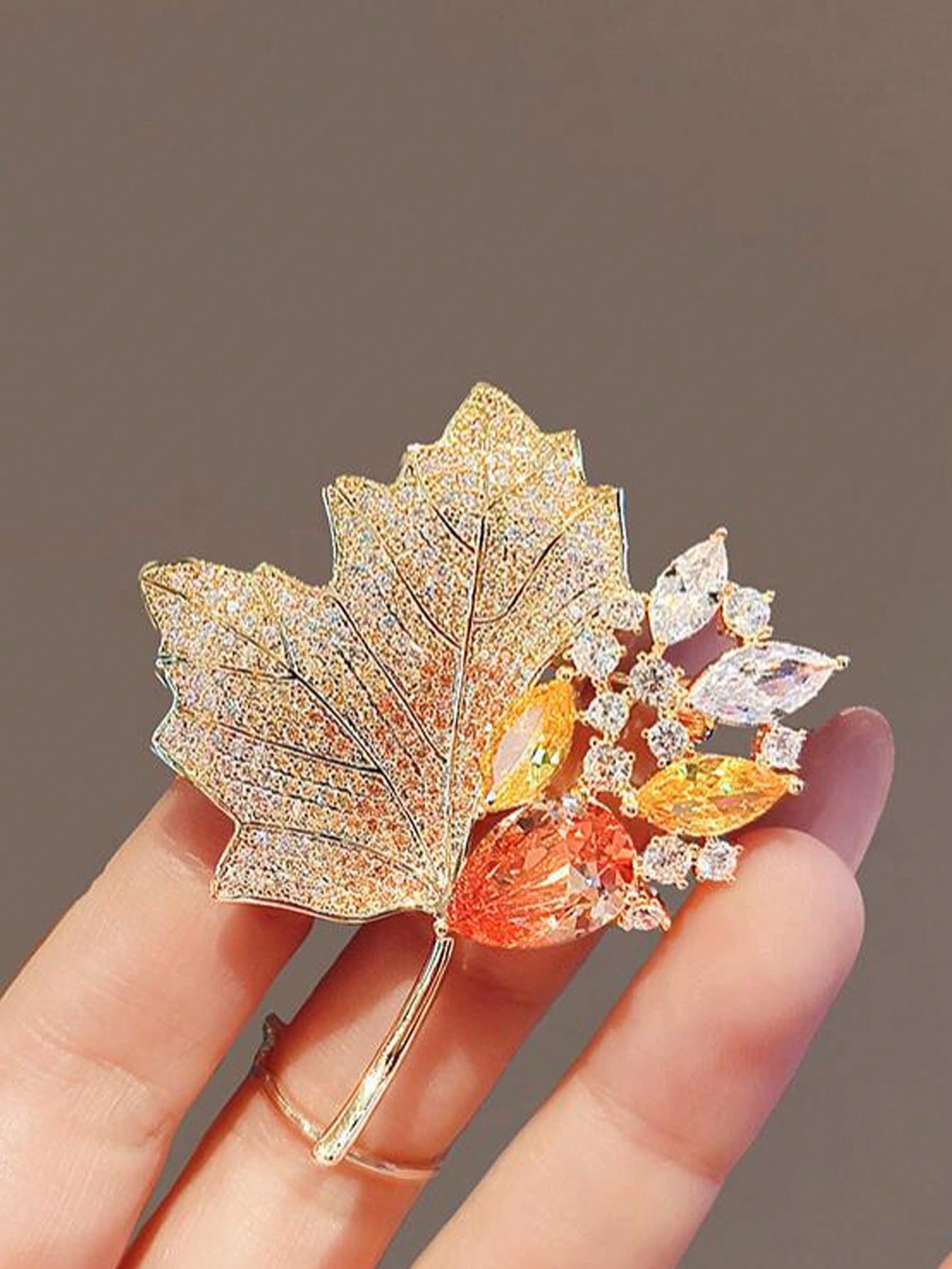 1 PC Luxurious Vintage Maple Leaf Rhinestone Brooch Pin- Elegant Accessories For Women's Clothing- Sparkling Jewelry For Dresses Dress Accessories Pin For Clothes Bag Charm School Office Accessories