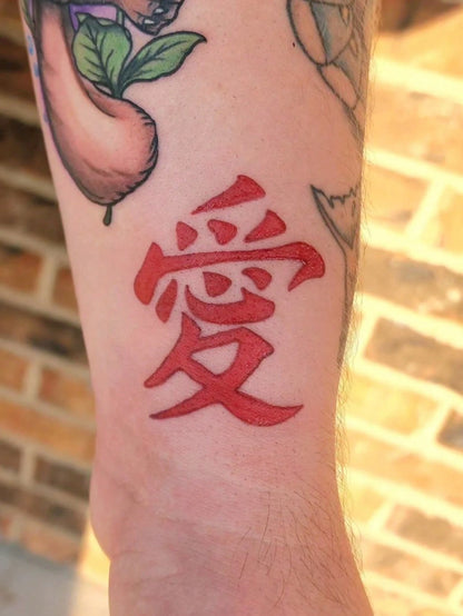 1 Pc Men's Red Chinese Kanji Love Temporary Tattoo Stickers, Bold Traditional Chinese Character "Love" Waterproof Oriental Text Body Stickers For Wrist Forearm Neck Decor