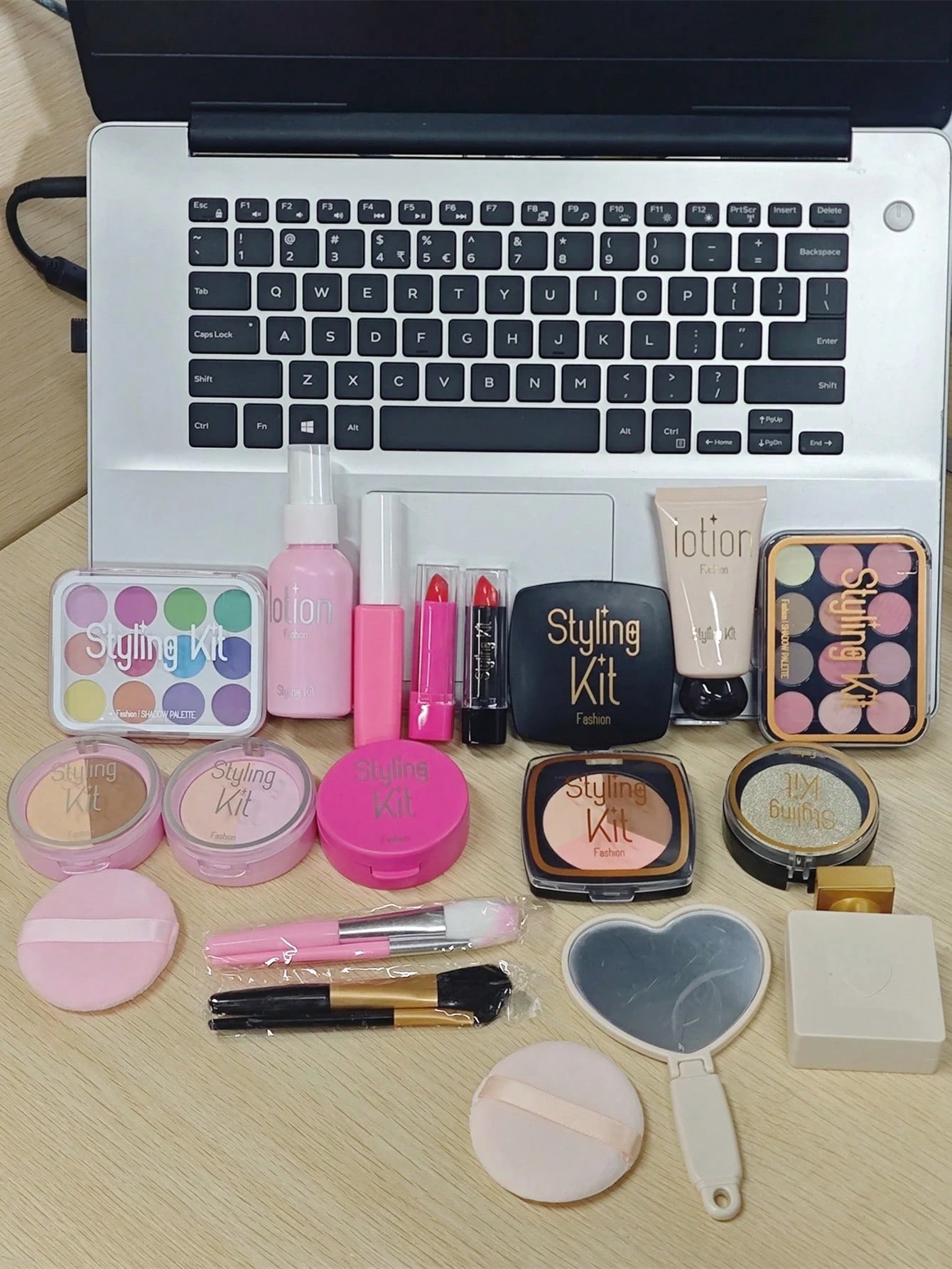 1 Set Girls Pretend Play Makeup Kit, Luxury Cosmetic Simulation Fashion Toy Set-- Includes Realistic Lipstick, Eyeshadow, Brushes, Etc. Some Parts Sent Randomly
