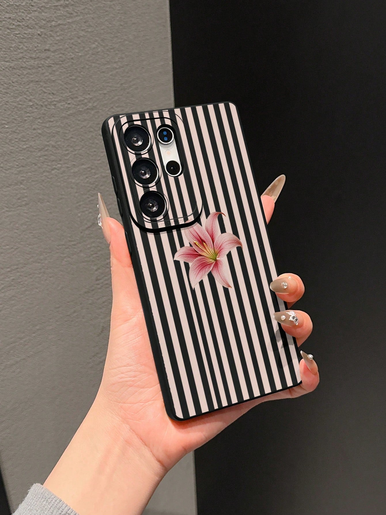 1pc Black Matte Anti-Fall Anti-Slip TPU Soft Phone Case UV Printed Stripe And Flower Pattern Phone Case Suitable For IPhone 7/8/7PLUS/8PLUS/X/XS/XR/XSMAX/11/11PRO/11PROMAX/12/12PRO/12PROMAX/12MINI/13