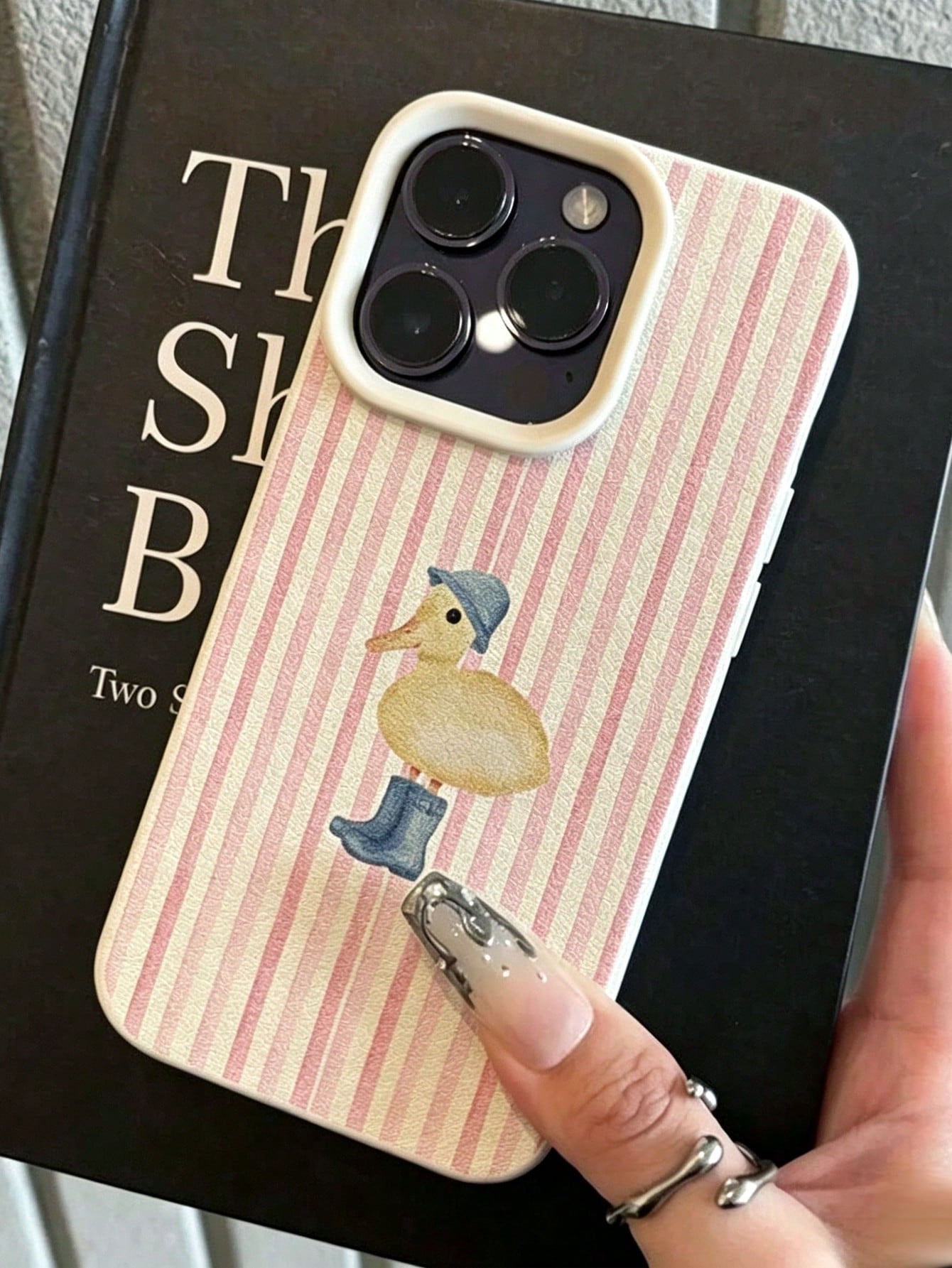 1pc Fashionable Cute Pink Striped Yellow Duck Pattern Phone Case, Suitable For IPhone18/18Pro/18ProMax/17/17Pro/17ProMax/16/16Pro/16ProMax/15/14/13/12/11 Anti-Drop Soft Shell Protective Cover