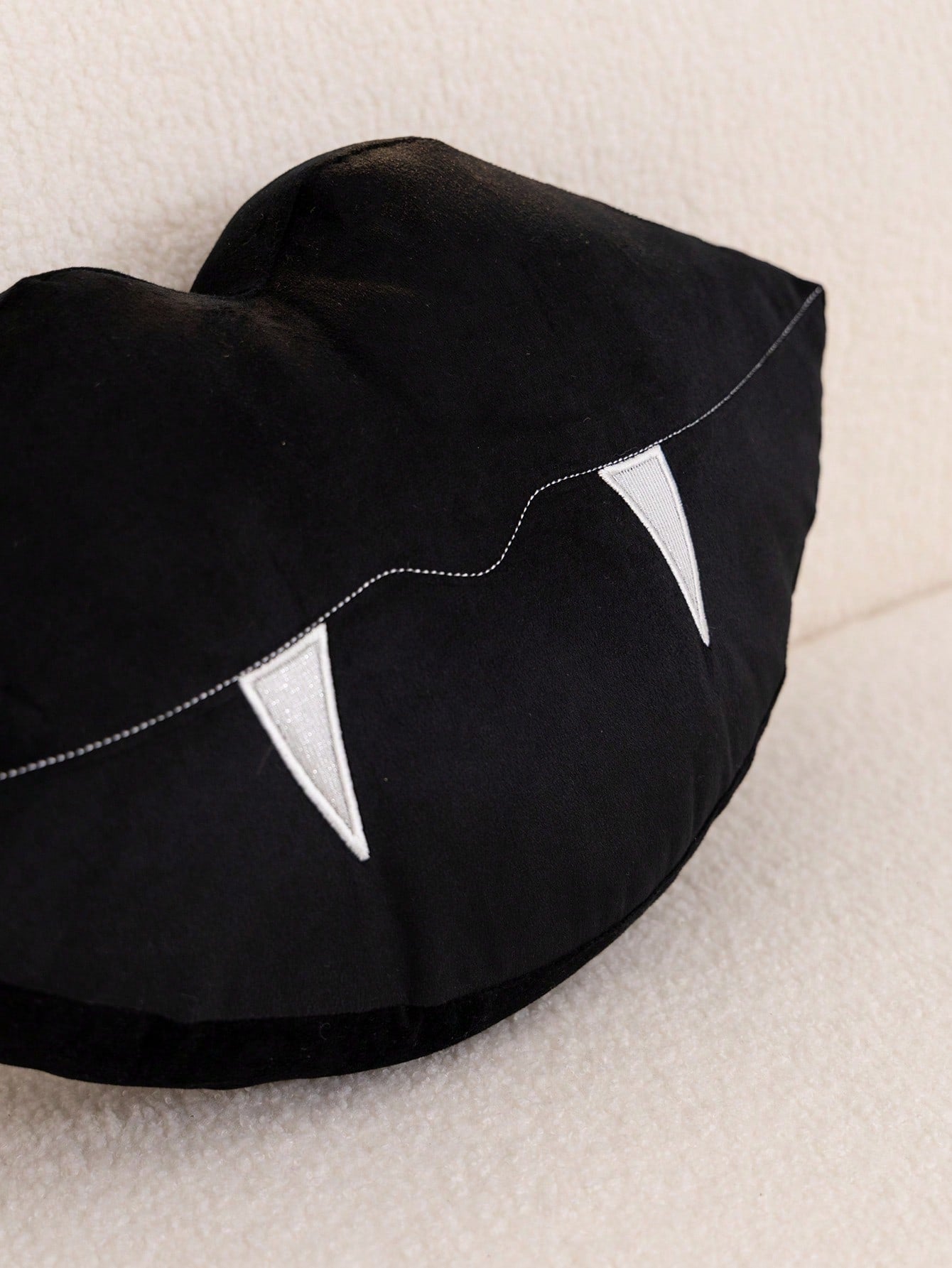 1pc Halloween Black Vampire Lips Shaped Pillow Case, Suitable For Indoor Decoration, Halloween Decoration, All-Season Pillow Cover, Without Insert