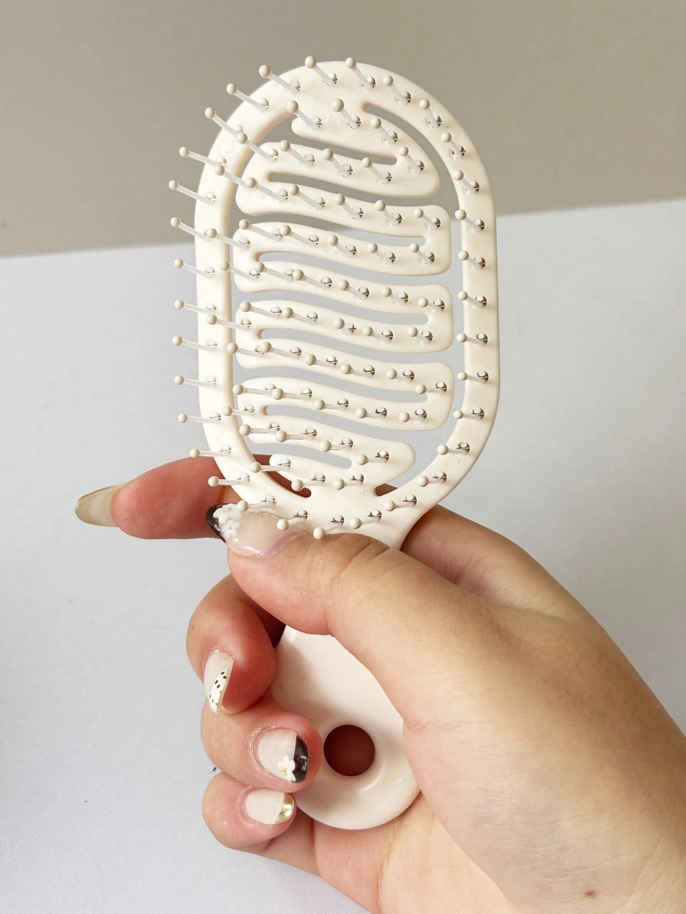 1pc Mini Size White Hollow Design Comb, Dual-Use Portable Comb, Essential Travel Item For Women In Summer (With Hole For Hanging), Minimalist