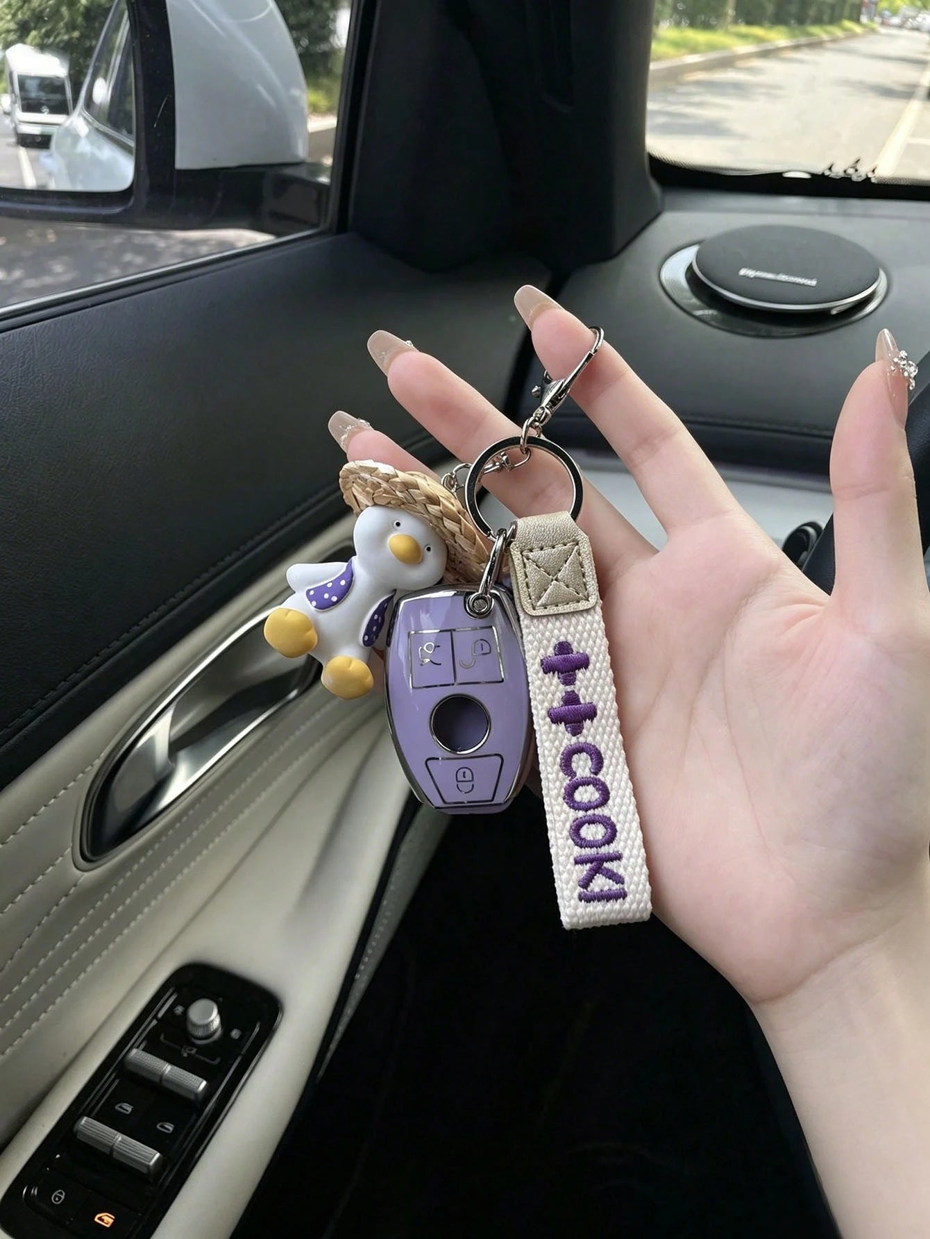 1pc New Key Cover Compatible With A-Class C-Class E-Class A200L C260L E300L GLC300 GLE GLA Creative Violet Straw Hat Cool Duck TPU Key Case 2022 C-Class C200L Silver Edge Shell S-Class S400L EQSC260L