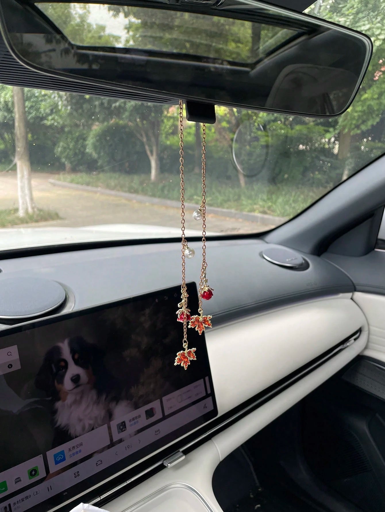 1pc Vintage 3D Rose & Maple Leaf Tassel Car Hanging Ornament, Journey Maple Leaf Pendant Rearview Mirror Charm, Classic Premium Lightweight Luxury Car Mirror Accessory, Niche Rhinestone Rose & Maple L