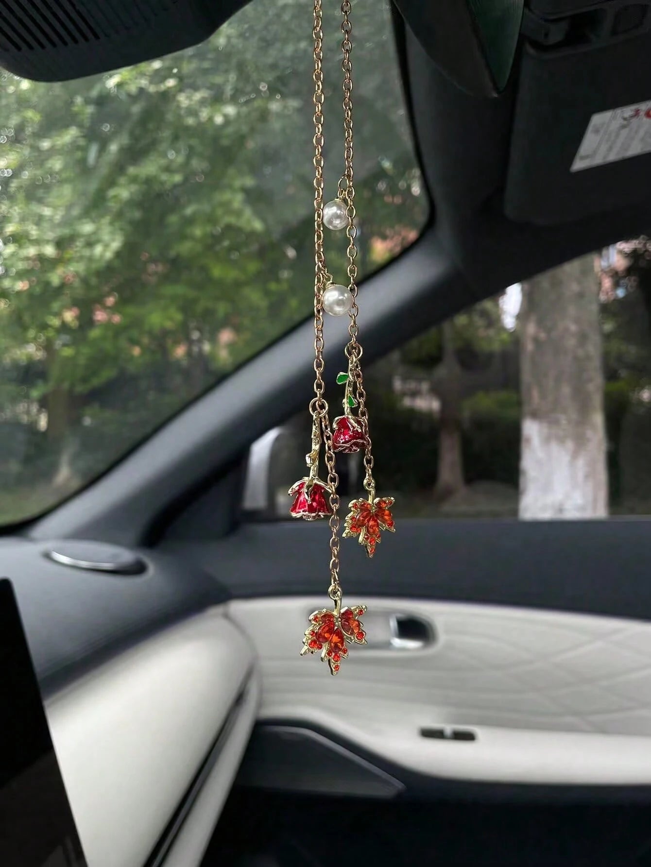 1pc Vintage 3D Rose & Maple Leaf Tassel Car Hanging Ornament, Journey Maple Leaf Pendant Rearview Mirror Charm, Classic Premium Lightweight Luxury Car Mirror Accessory, Niche Rhinestone Rose & Maple L