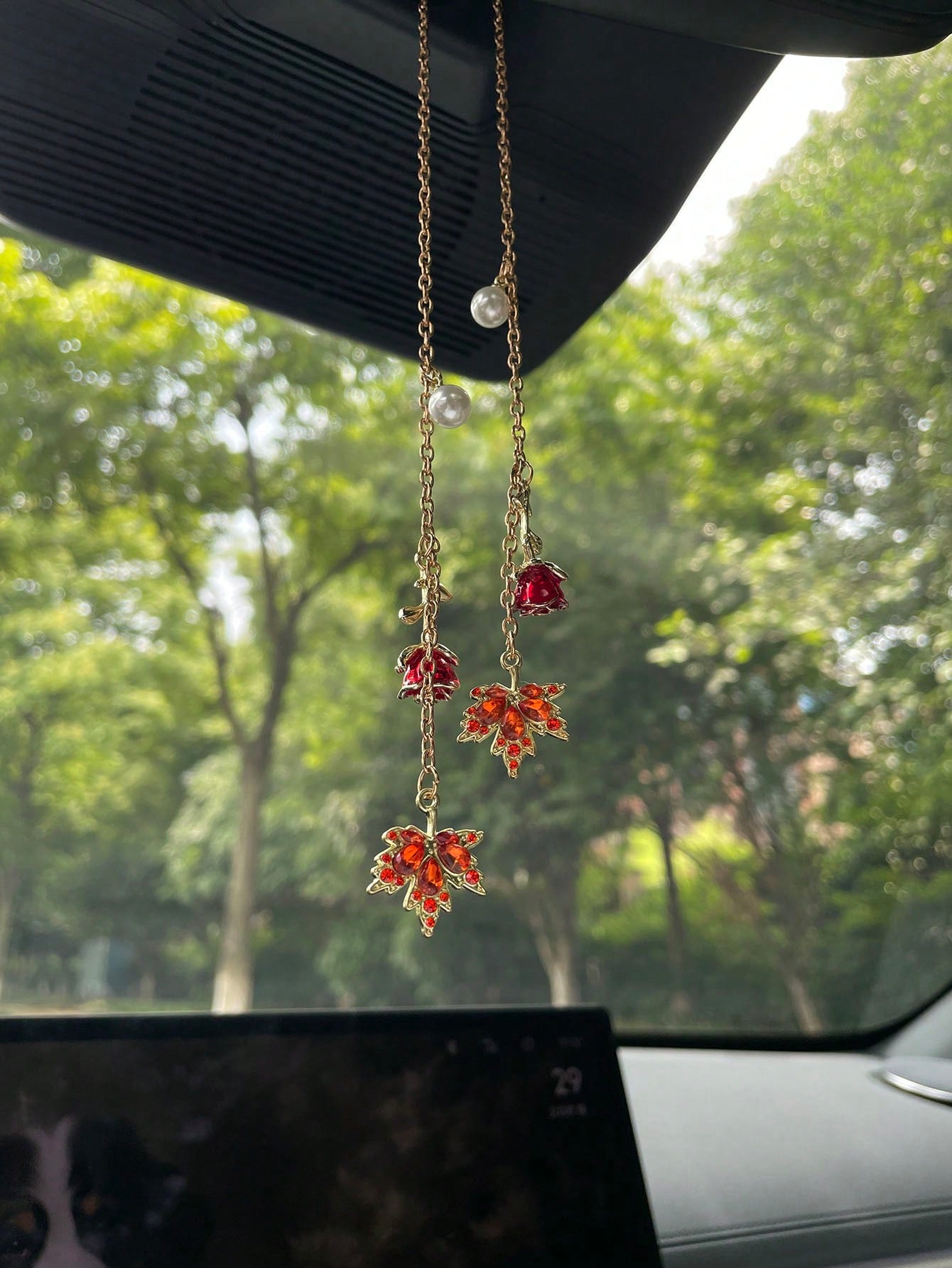 1pc Vintage 3D Rose & Maple Leaf Tassel Car Hanging Ornament, Journey Maple Leaf Pendant Rearview Mirror Charm, Classic Premium Lightweight Luxury Car Mirror Accessory, Niche Rhinestone Rose & Maple L