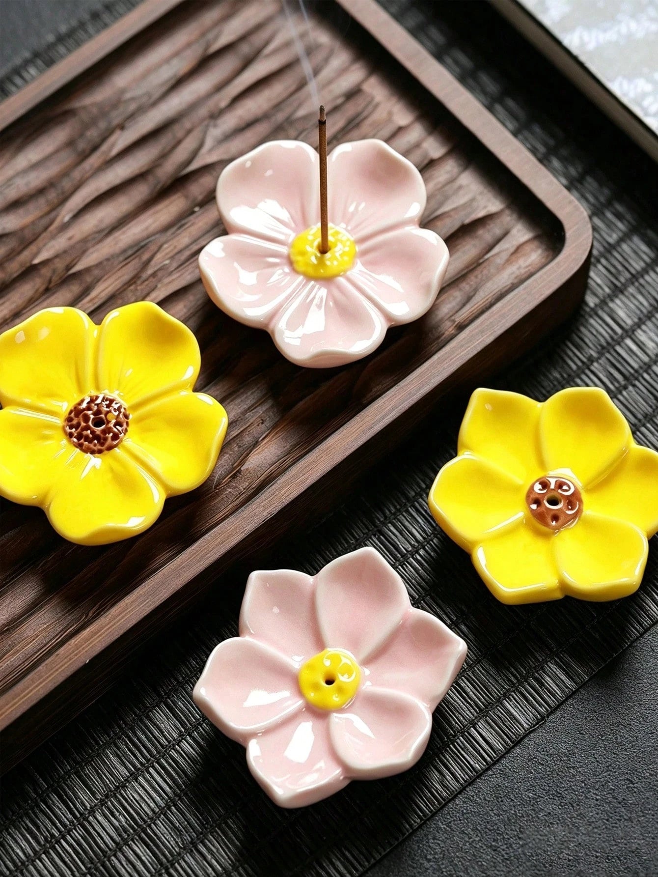 2/1pc Ceramic Incense Burner, Floral Pattern, Sandalwood Base, Lotus Aromatherapy Base, Lotus Shape, Suitable For Thanksgiving, Wedding, Halloween, Party, Hotel, Mother's Day, Restaurant, Living Room