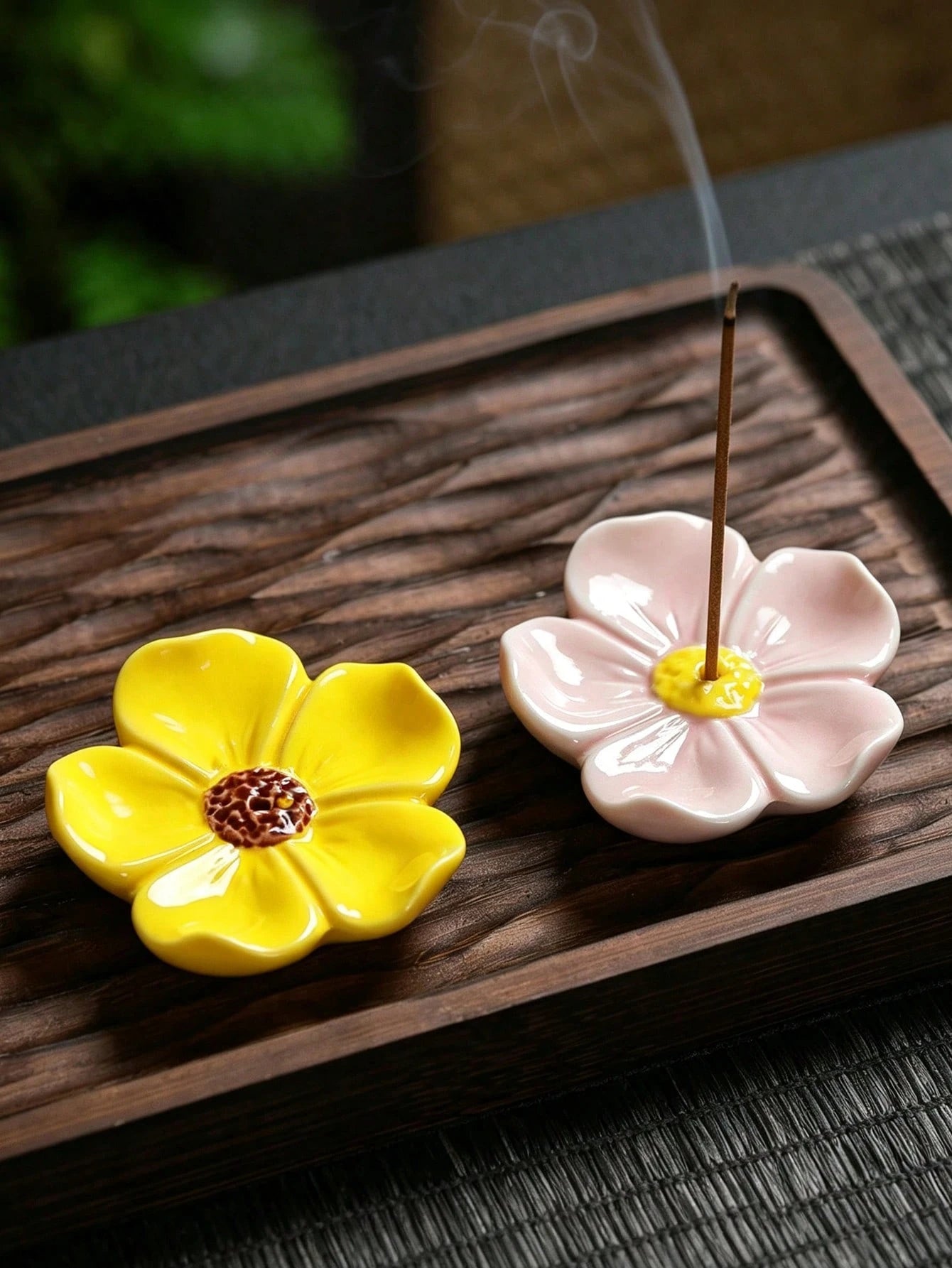 2/1pc Ceramic Incense Burner, Floral Pattern, Sandalwood Base, Lotus Aromatherapy Base, Lotus Shape, Suitable For Thanksgiving, Wedding, Halloween, Party, Hotel, Mother's Day, Restaurant, Living Room