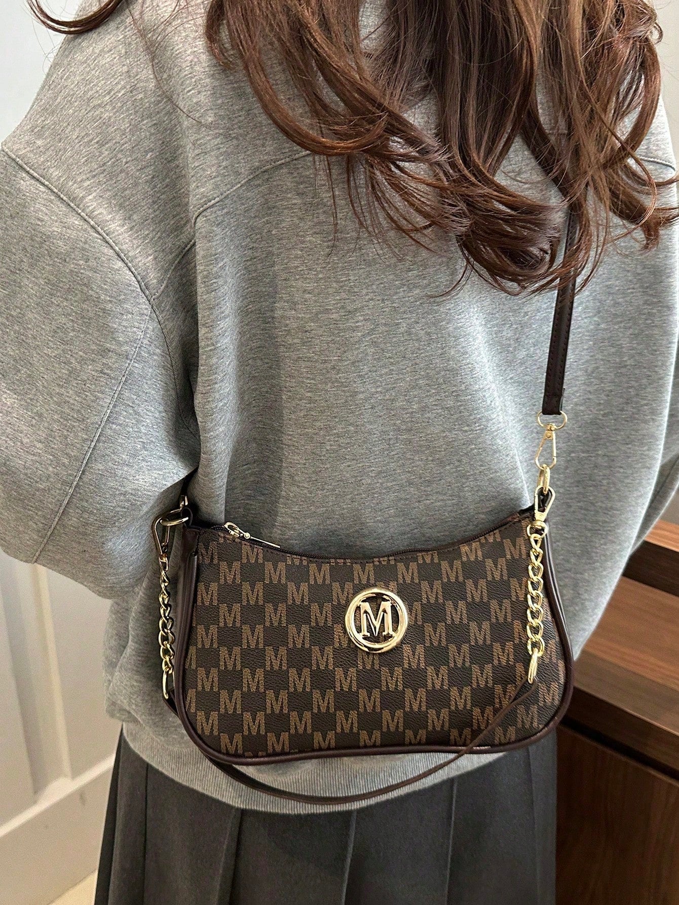 2026 New Fashion Classic PU Waterproof M Letter Print Design Metal Chain Decor Shoulder Crossbody Bag. Suitable For Shopping, Daily Carry