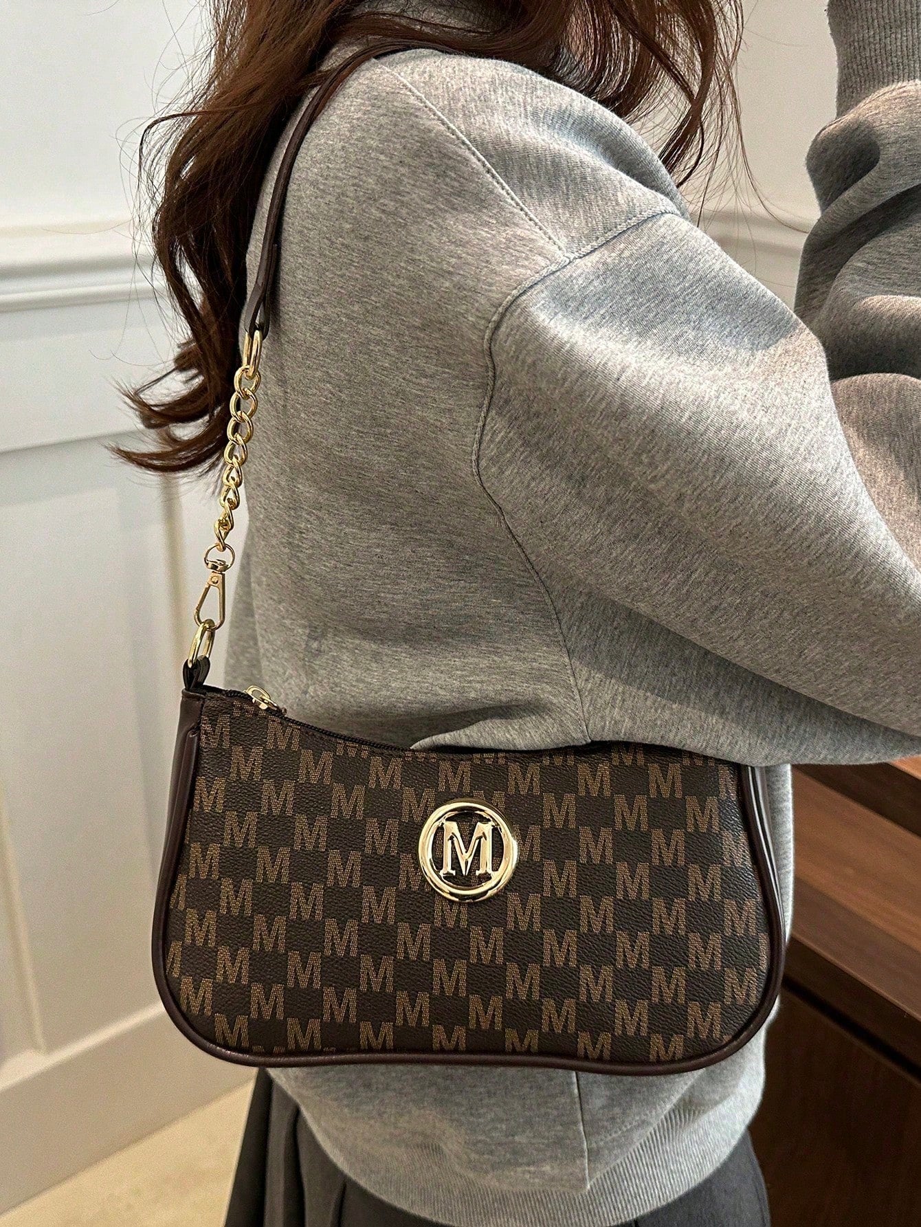 2026 New Fashion Classic PU Waterproof M Letter Print Design Metal Chain Decor Shoulder Crossbody Bag. Suitable For Shopping, Daily Carry