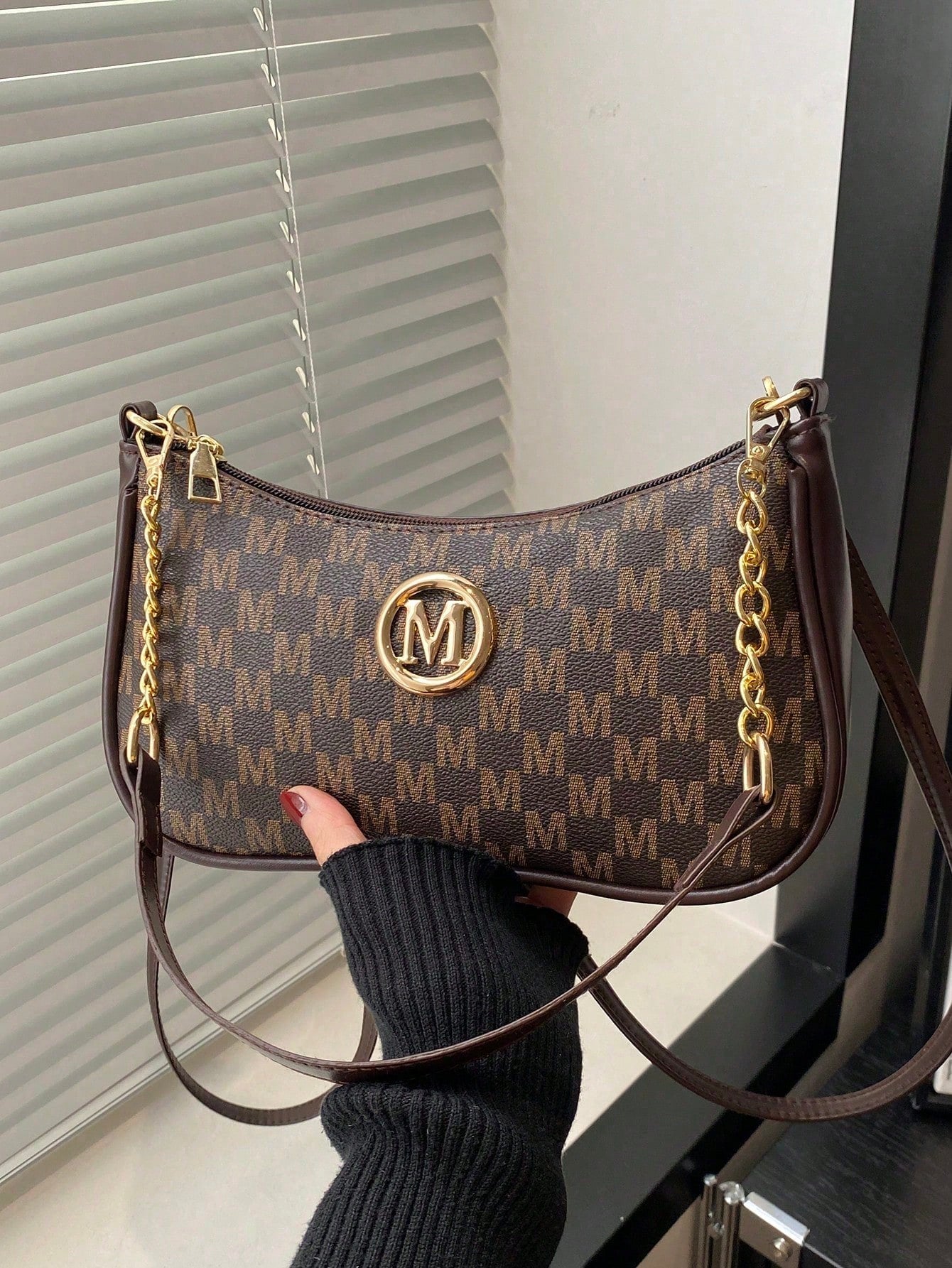 2026 New Fashion Classic PU Waterproof M Letter Print Design Metal Chain Decor Shoulder Crossbody Bag. Suitable For Shopping, Daily Carry