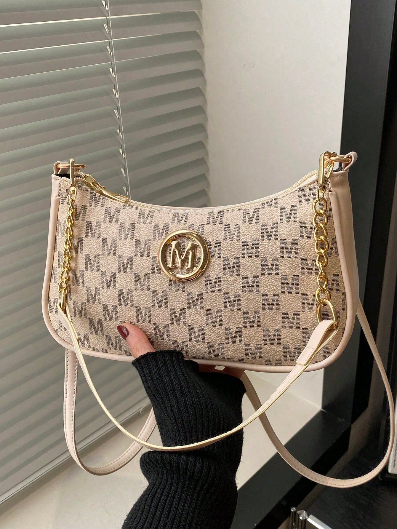 2026 New Fashion Classic PU Waterproof M Letter Print Design Metal Chain Decor Shoulder Crossbody Bag. Suitable For Shopping, Daily Carry