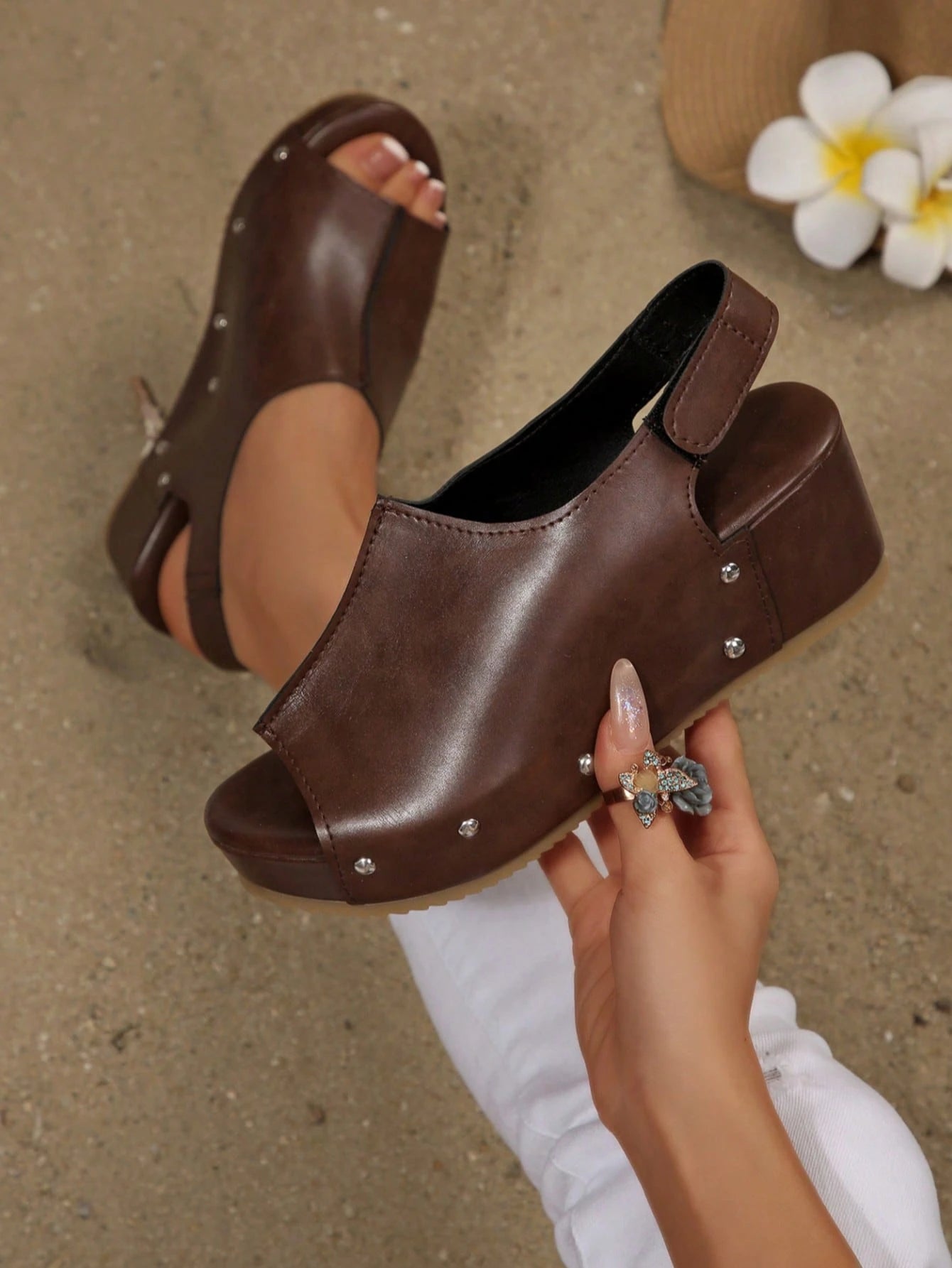 2026 Spring/Summer New Women's Wedge Thick-Soled Sandals, Comfortable Thick-Soled Wedge Brown Open-Toe Sandals With Rivet Decor, Hook And Loop Design, Retro Round Toe Backless Shoes, Casual Resort Haw