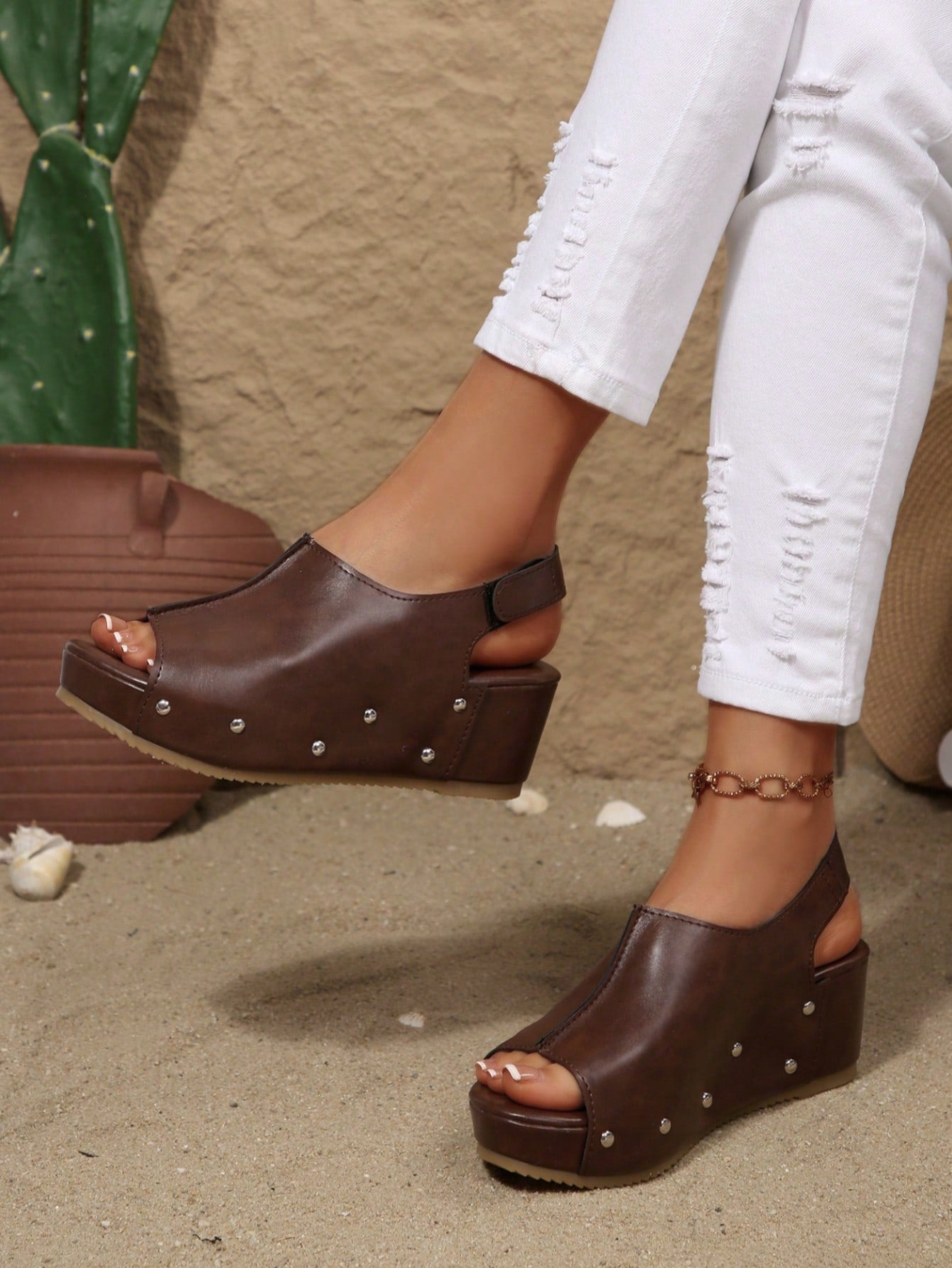2026 Spring/Summer New Women's Wedge Thick-Soled Sandals, Comfortable Thick-Soled Wedge Brown Open-Toe Sandals With Rivet Decor, Hook And Loop Design, Retro Round Toe Backless Shoes, Casual Resort Haw