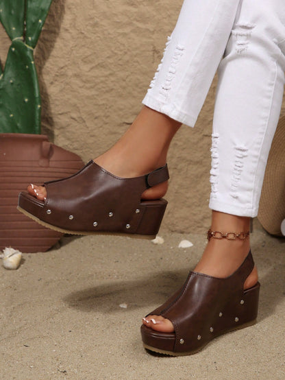 2026 Spring/Summer New Women's Wedge Thick-Soled Sandals, Comfortable Thick-Soled Wedge Brown Open-Toe Sandals With Rivet Decor, Hook And Loop Design, Retro Round Toe Backless Shoes, Casual Resort Haw
