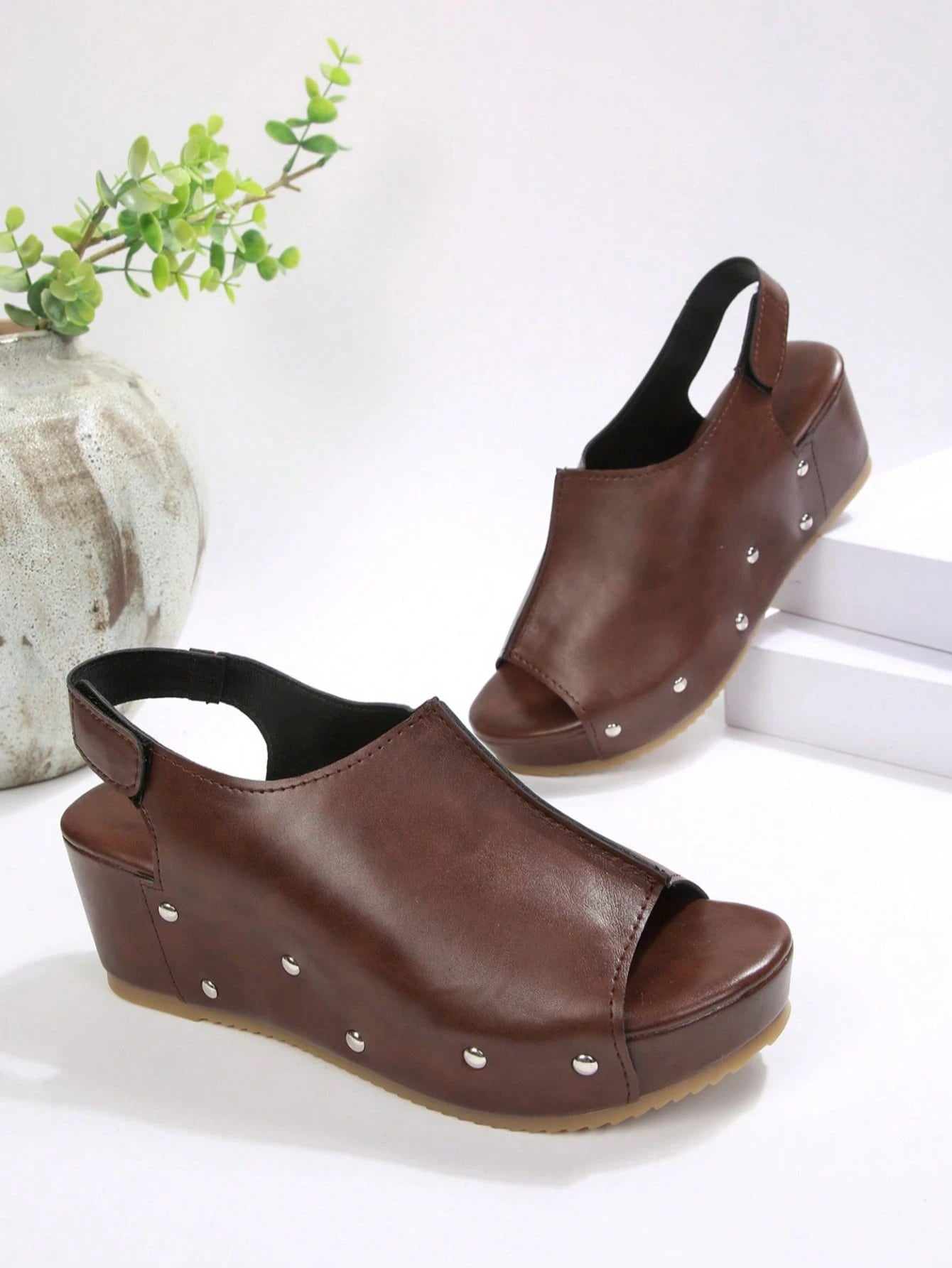 2026 Spring/Summer New Women's Wedge Thick-Soled Sandals, Comfortable Thick-Soled Wedge Brown Open-Toe Sandals With Rivet Decor, Hook And Loop Design, Retro Round Toe Backless Shoes, Casual Resort Haw