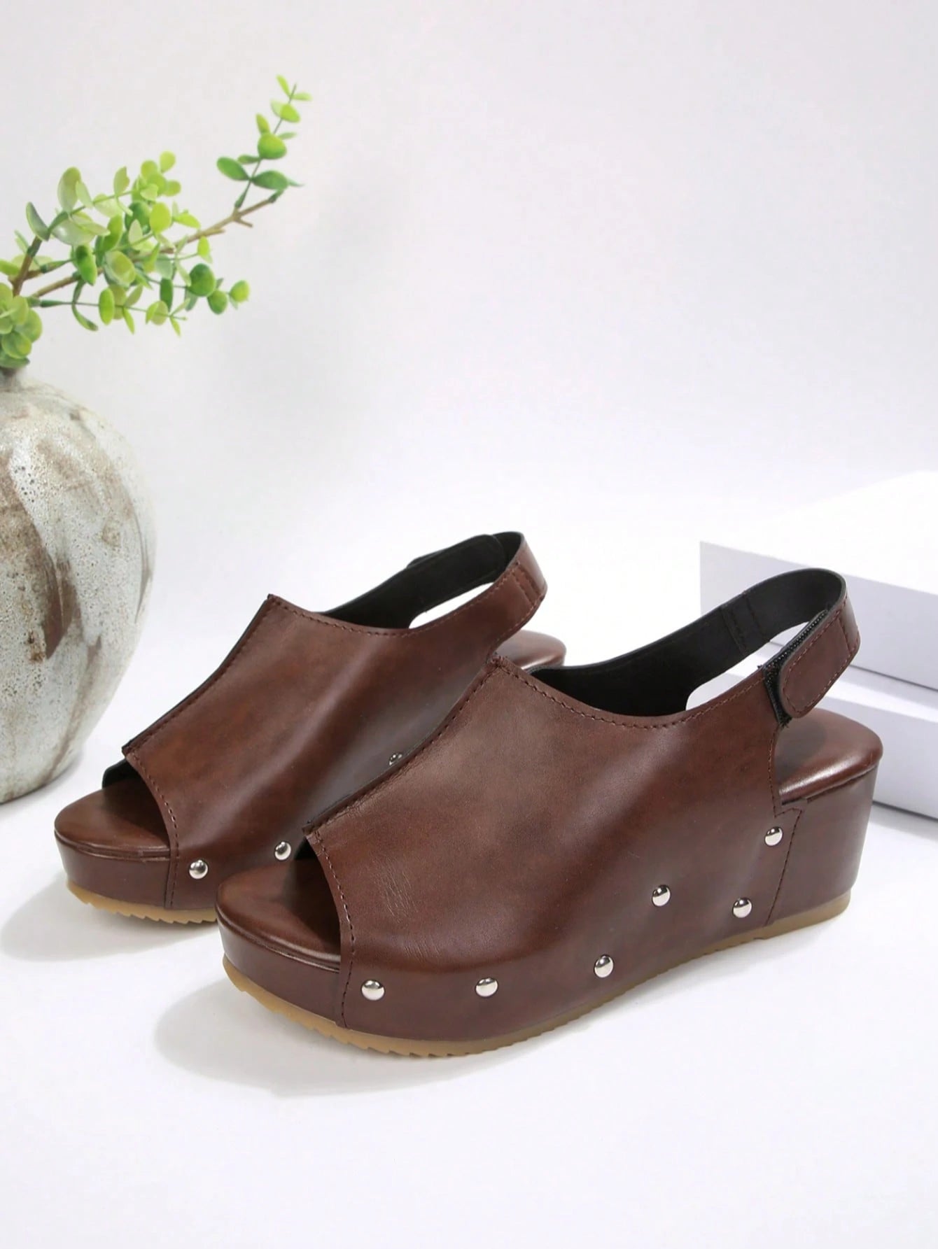 2026 Spring/Summer New Women's Wedge Thick-Soled Sandals, Comfortable Thick-Soled Wedge Brown Open-Toe Sandals With Rivet Decor, Hook And Loop Design, Retro Round Toe Backless Shoes, Casual Resort Haw
