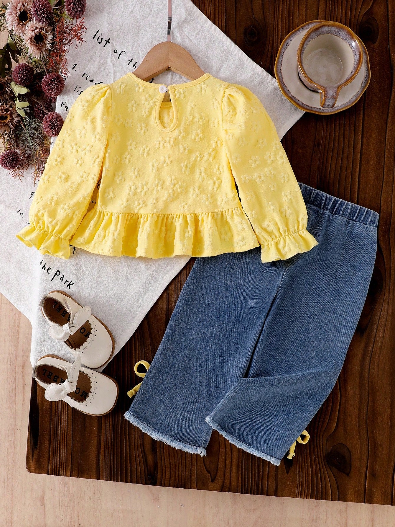 2pcs Baby Girl Sweet Floral Embroidered Blouse With Ruffle Hem & Lantern Sleeve, And Bow Decor Frayed Hem Denim Pants Set