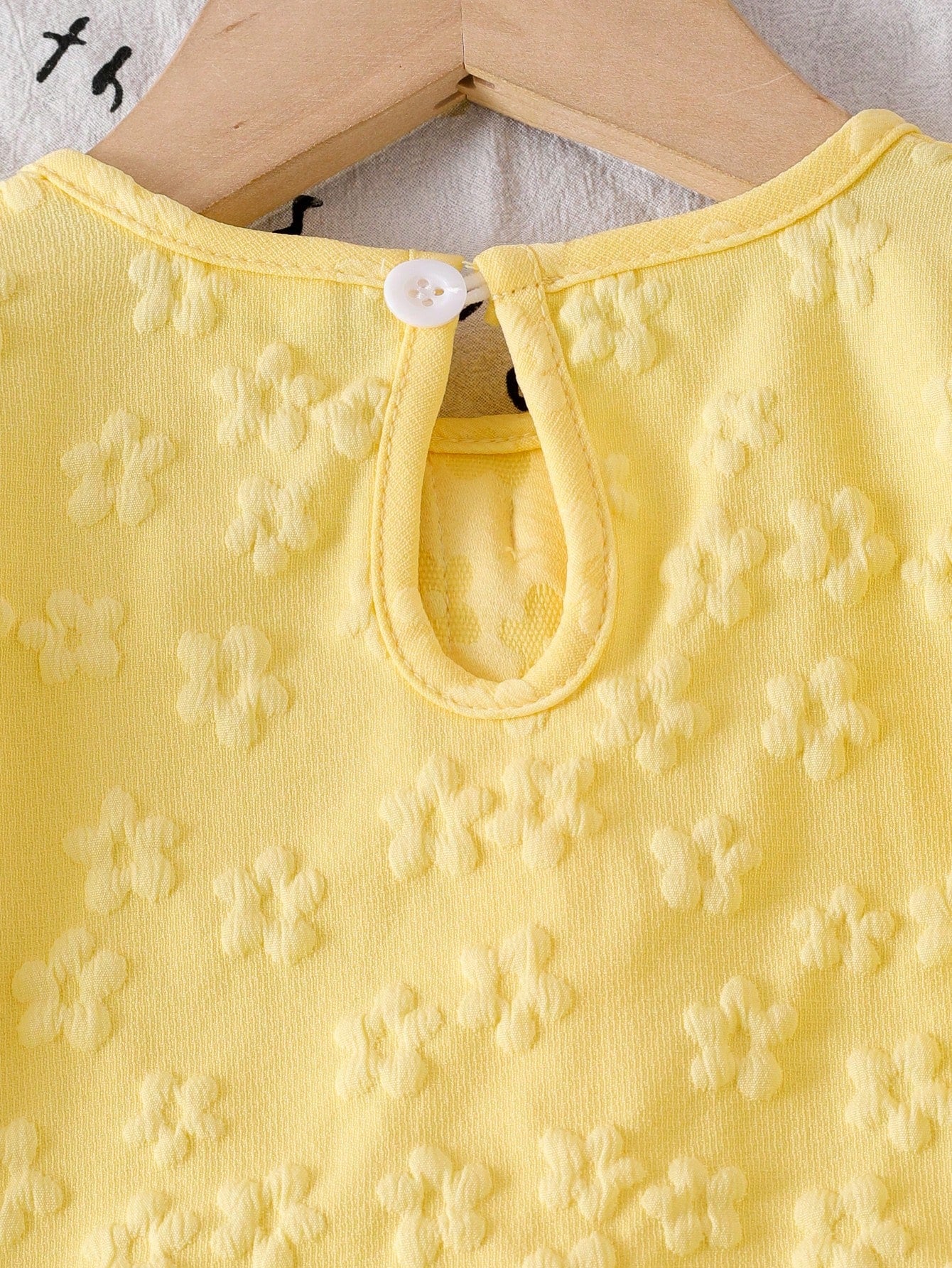 2pcs Baby Girl Sweet Floral Embroidered Blouse With Ruffle Hem & Lantern Sleeve, And Bow Decor Frayed Hem Denim Pants Set