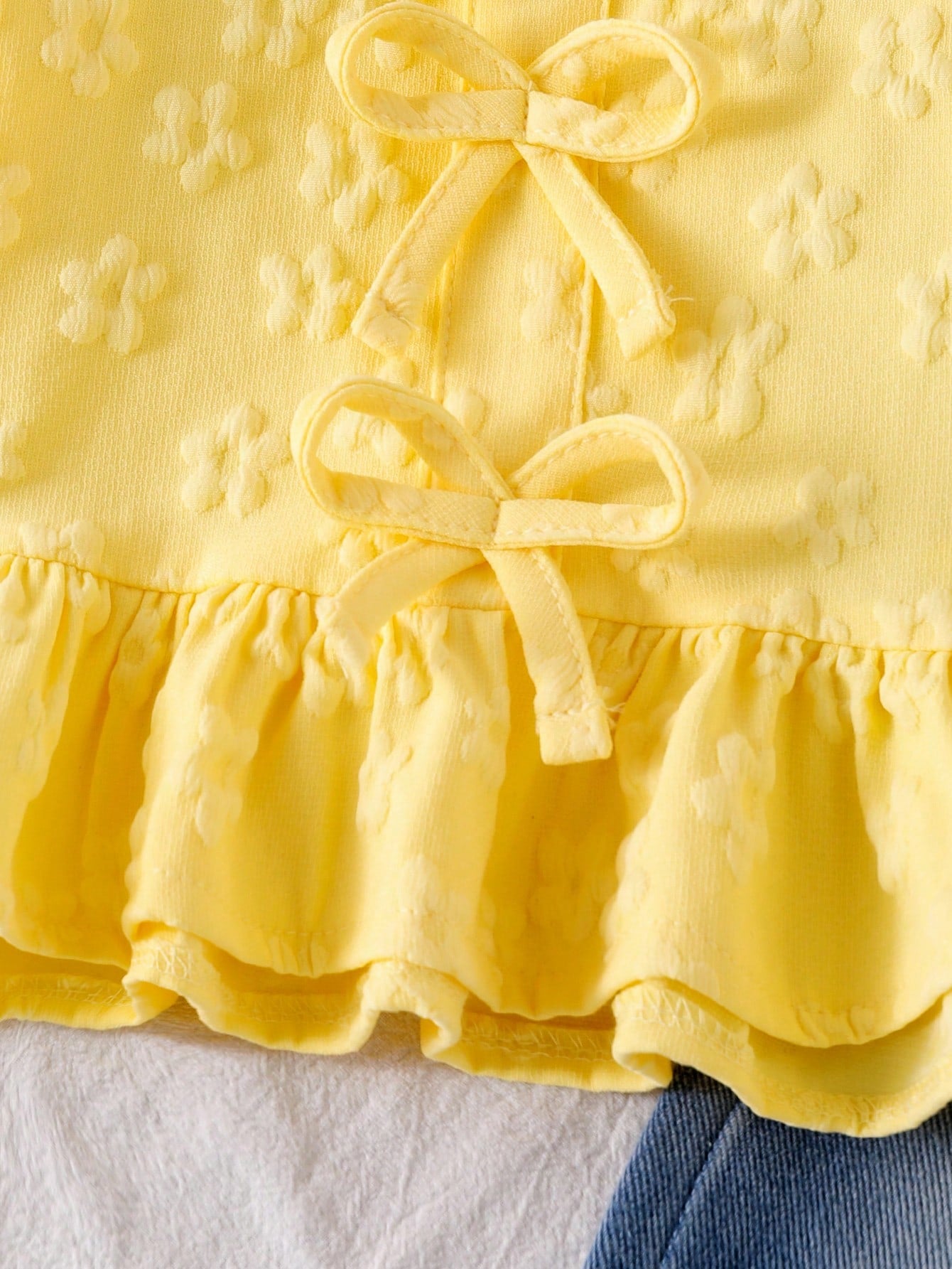 2pcs Baby Girl Sweet Floral Embroidered Blouse With Ruffle Hem & Lantern Sleeve, And Bow Decor Frayed Hem Denim Pants Set