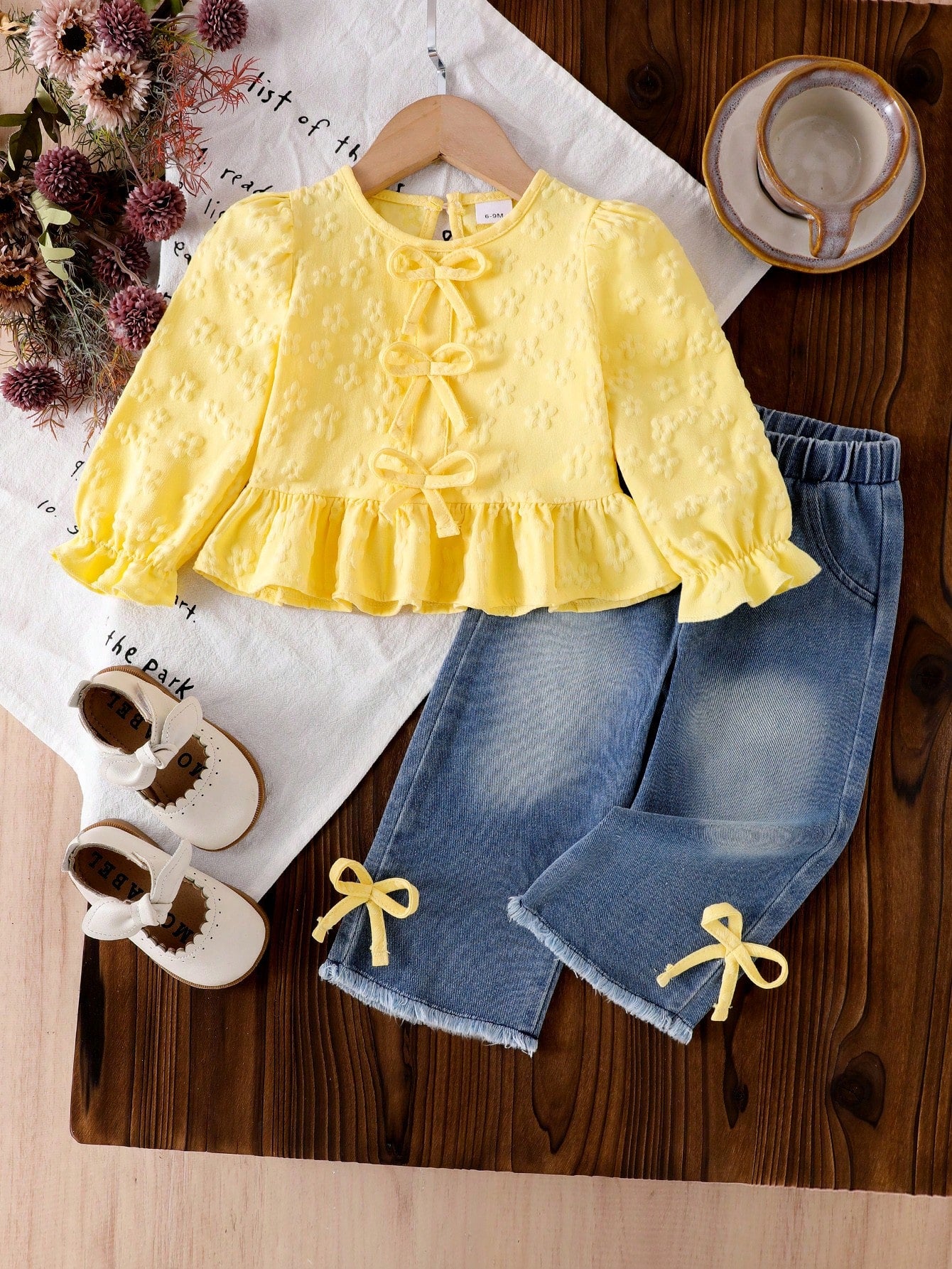 2pcs Baby Girl Sweet Floral Embroidered Blouse With Ruffle Hem & Lantern Sleeve, And Bow Decor Frayed Hem Denim Pants Set