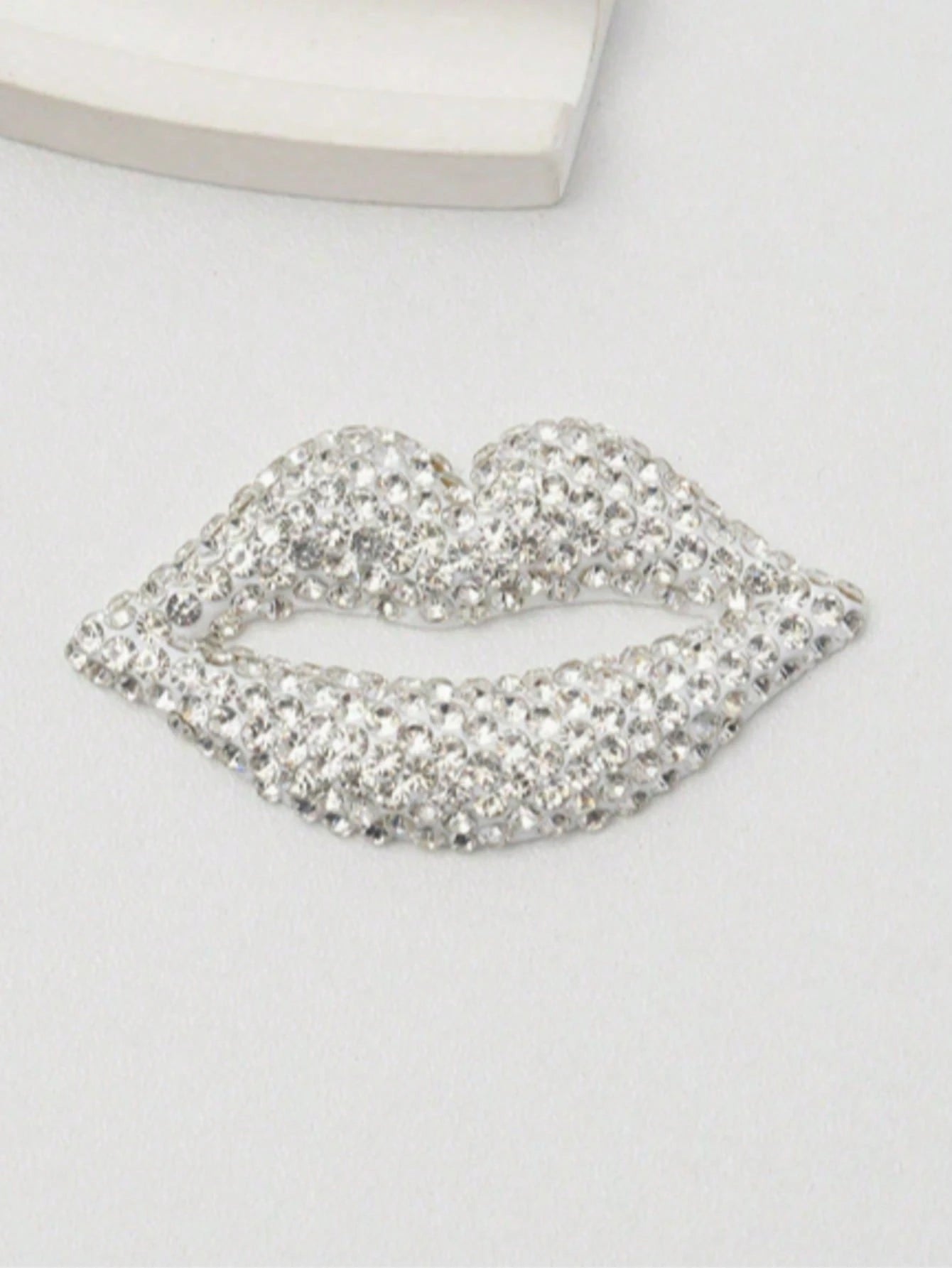 2Pcs Luxury Shining White Pink Full Rhinestone Diamond Mouth Lips Decoration Resin Charms Refrigerator Stickers Junk Phone Cases Hairpin Makeup Mirror Accessories Car Air Outlet Diy Decoration Kawaii
