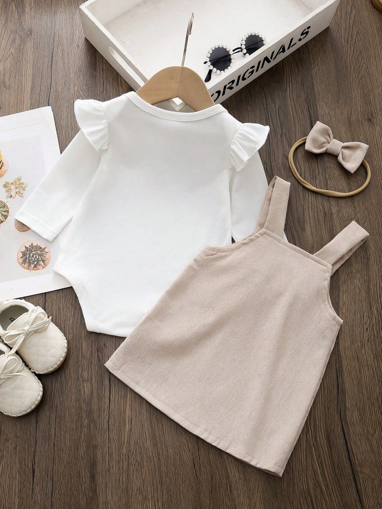 3Pcs/Set Baby Girl Cute Knit Scoop Neck Drop Shoulder Long Sleeve Bodysuit, Pinafore Dress, And Bow Embroidered Vest With Headband