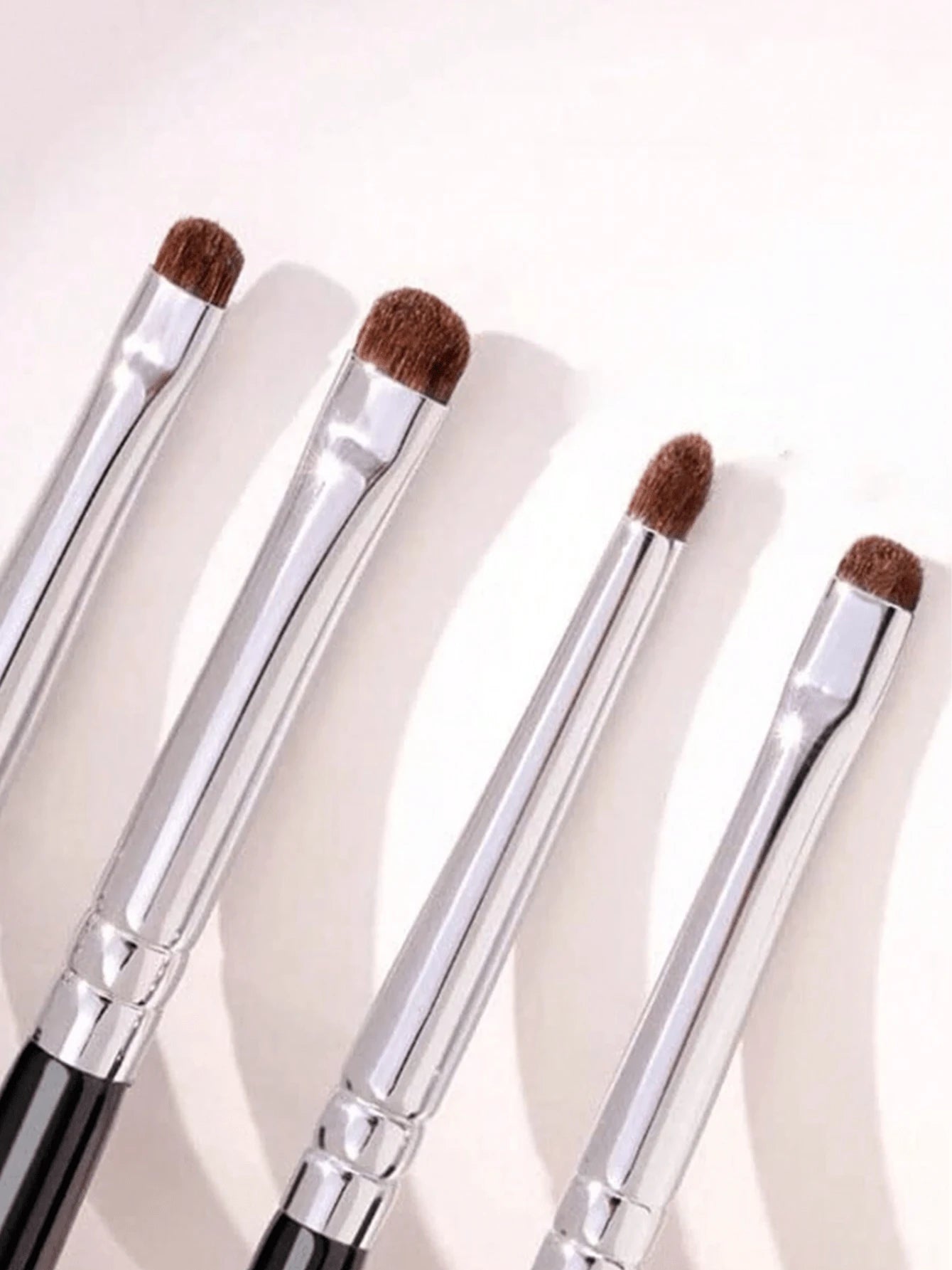 4pcs Makeup Brush Set, Including Eyeshadow, Highlighter, Nose Contour, Eyebrow- Soft & Skin-Friendly Makeup Tools, Portable Travel Cosmetic Kit,Eyebrow Brush,Eyeshadow Brush,Spoolie,Spoolie Brush,Giv