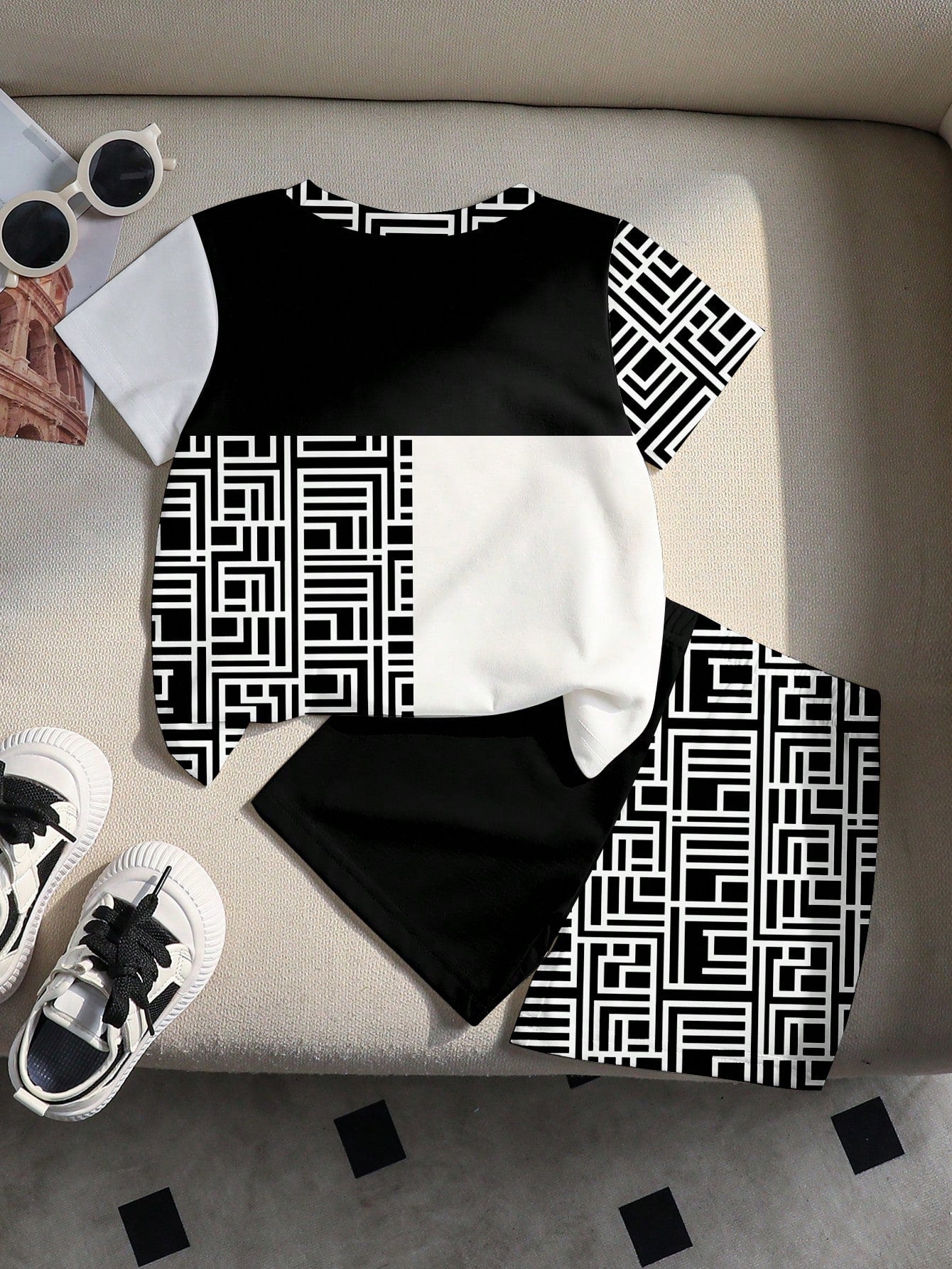 Baby Boys Casual Fashion Minimalist Letter KING Print Gradient Crew Neck Short Sleeve T-Shirt And Matching Shorts Soft Outfit Black Gradient Khaki