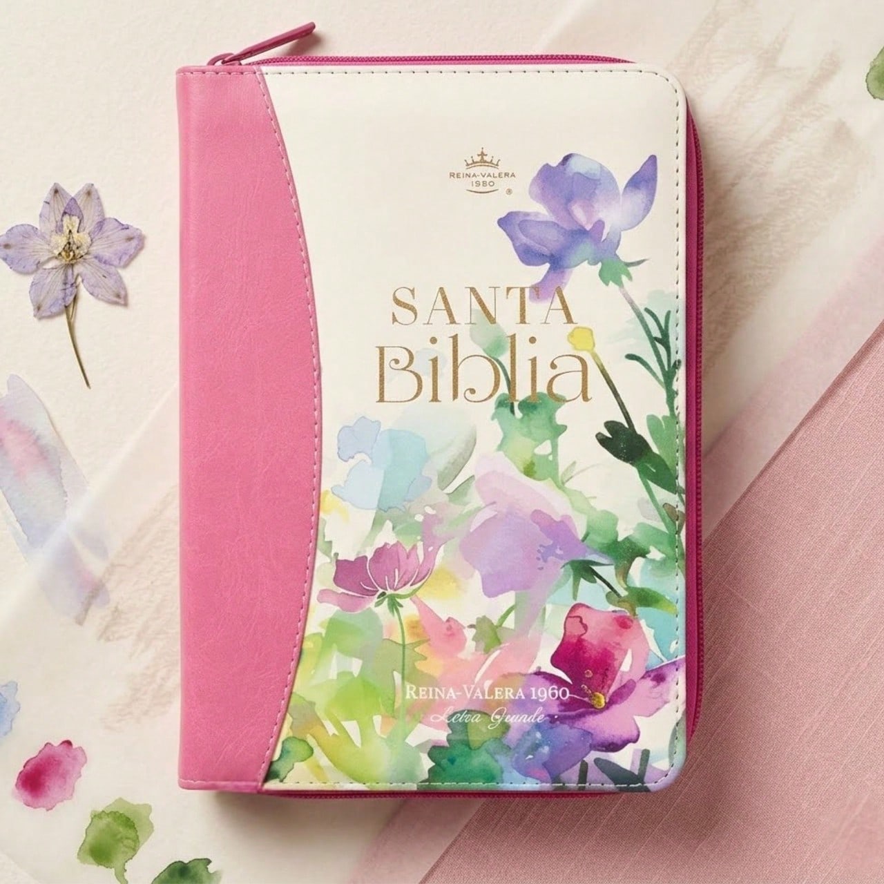 Biblia Con Cierre Para Mujer Portatil Letra Grande 12 Puntos RV1960, Imit Piel Fucsia Flores Acuarela Con Indice Y Canto Floral
