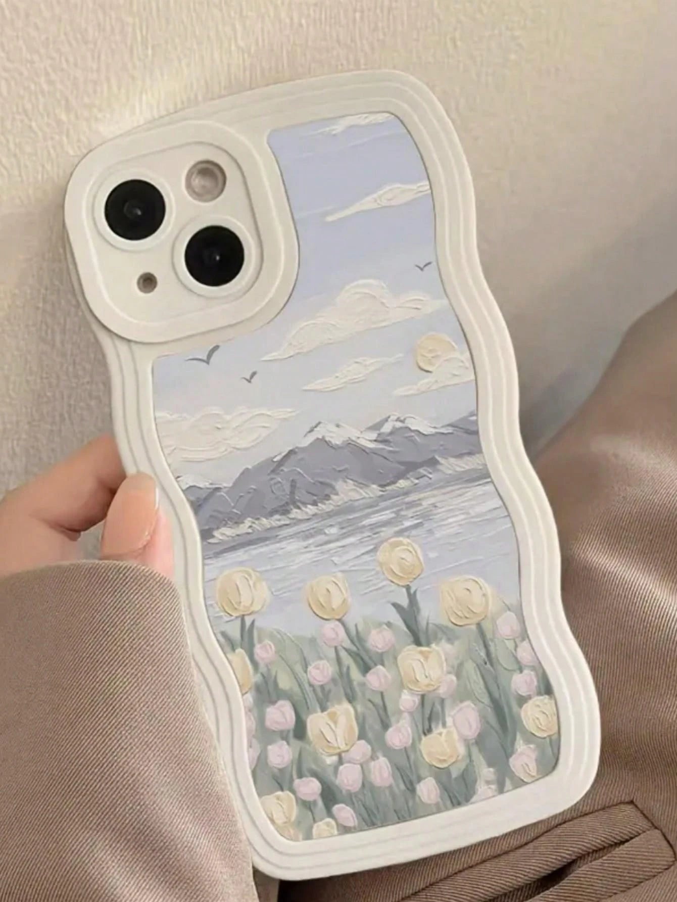 Cute White Oil Painting Element Fashion Phone Case Summer Apple 1pc New Creative White Wave Oil Flower Tulip Pattern Phone Case Compatible With IPhone 15 Pro Max/11/12/13/14 Plus/XR/7/8 Plus Protectiv