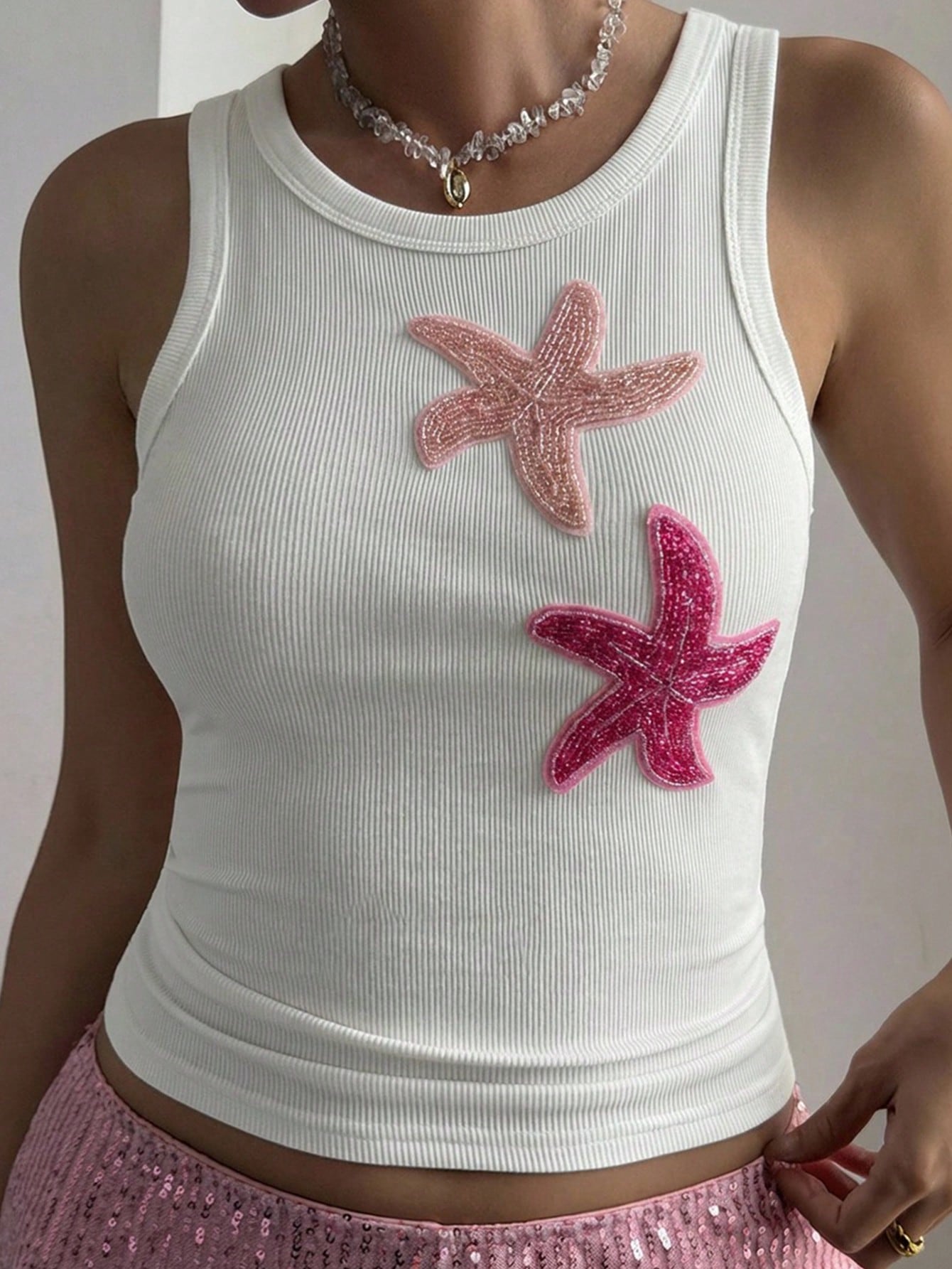Dazy Plus Starfish 3D Decor White Cropped Top Slim Fit Casual Vacation Style Camisole Sexy Plus Size Women Spring Summer White Tank Top