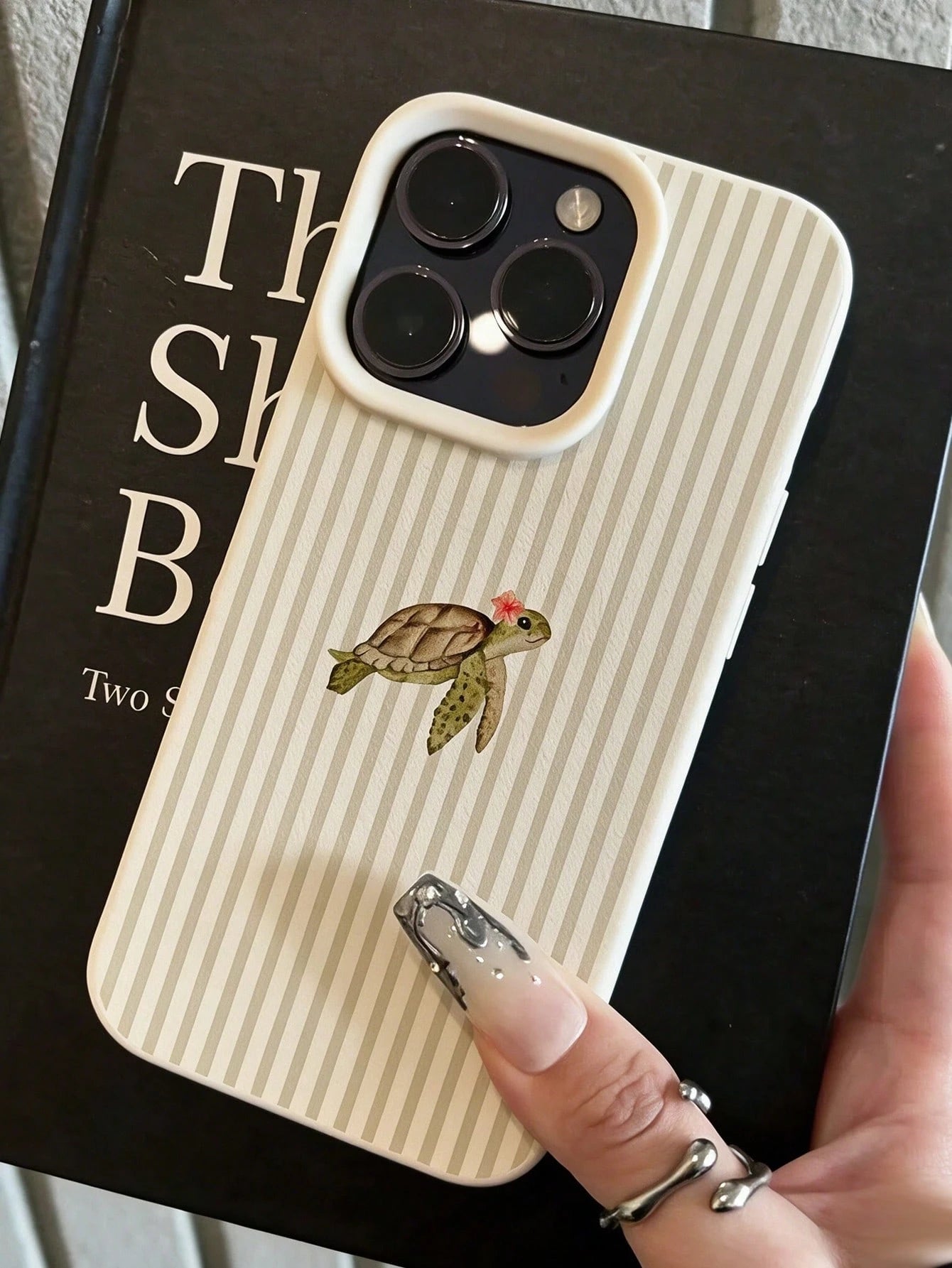 Fashionable Personalized Minimalist Turtle Ocean Element TPU Phone Case, Light Brown Striped Floral Turtle Pattern, Suitable For IPhone17/17Pro/17ProMax/16/16Pro/16ProMax/15/15Pro/15ProMax/14/13/12/11