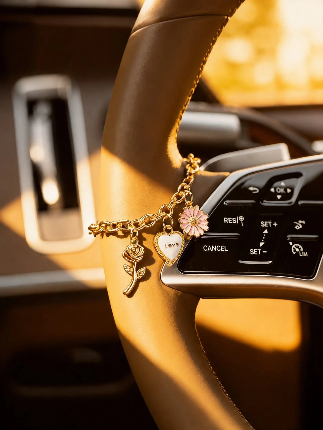 Gold Chain Car Steering Wheel Decorative Pendant, With Rose Heart-Shaped Daisy Charm, Elegant Metal Pendant With Keychain Holder, Fashionable Women's Car Accessory, Multi-Purpose Decoration For Steeri