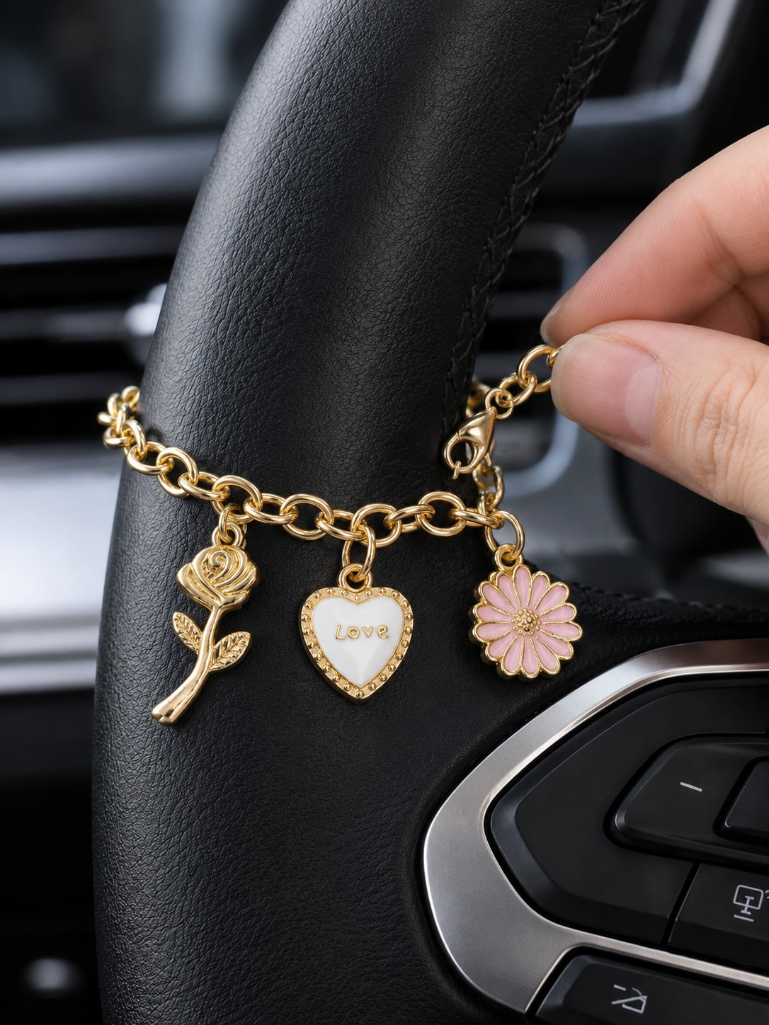 Gold Chain Car Steering Wheel Decorative Pendant, With Rose Heart-Shaped Daisy Charm, Elegant Metal Pendant With Keychain Holder, Fashionable Women's Car Accessory, Multi-Purpose Decoration For Steeri