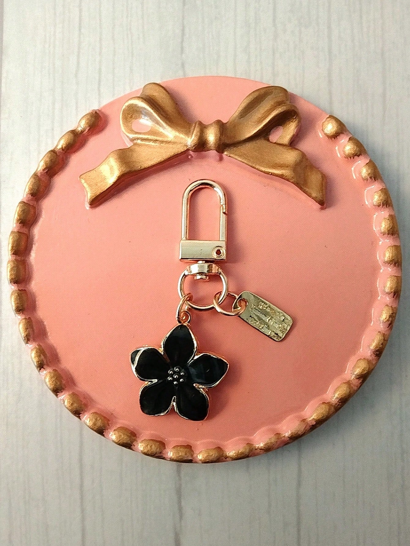 HAILIAN 1pc Alloy Material Cherry Blossom Shaped Keychain With Light & Graceful Blossom And Square Plate, Suitable For Bag Pendant, Car Keychain, Couple Birthday & Festival Gift