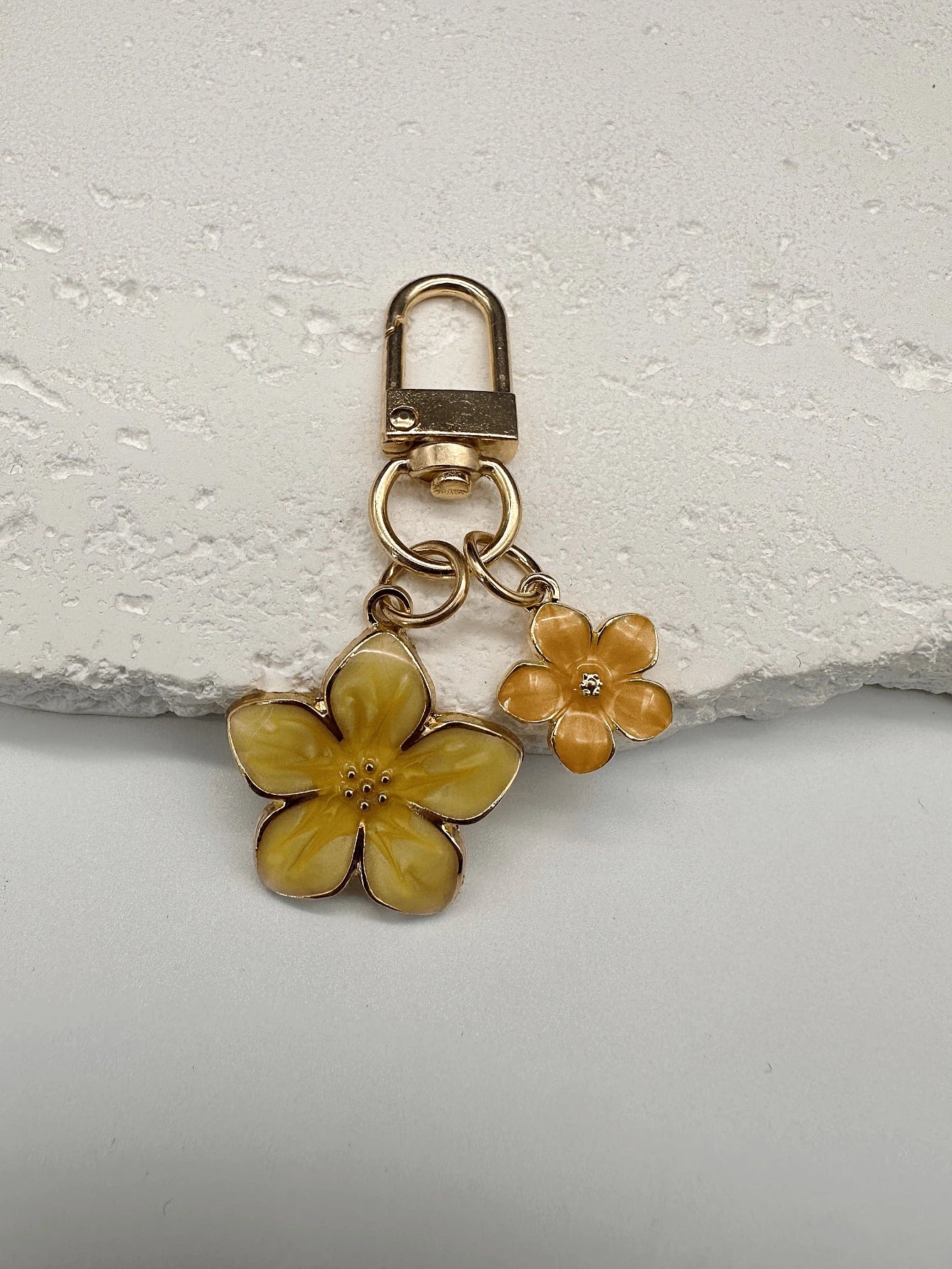 HAILIAN 1pc Alloy Sakura Flower Shaped Lightweight Key Chain Suitable For Bag Charm Car Key Chain Couples And Holiday Gifts Gifts For Women Valentines