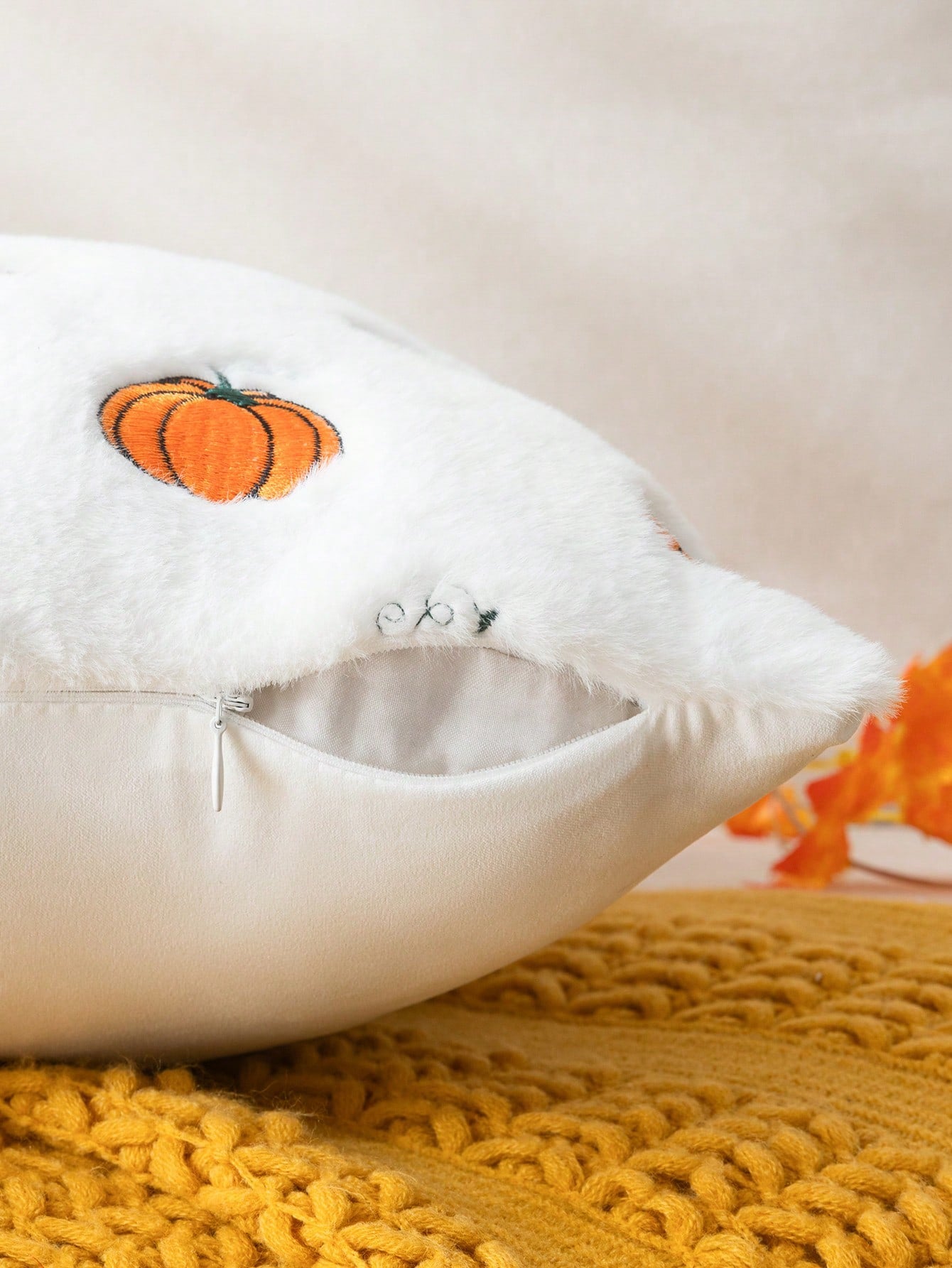 Homemorelove 1/2pcs PV Velvet Small Pumpkin Embroidered Pillow Case, Autumn Decor, Thanksgiving, Halloween Atmosphere Home Decoration Throw Pillow, Suitable For Living Room, Bedroom, Sofa, Pillow Inse